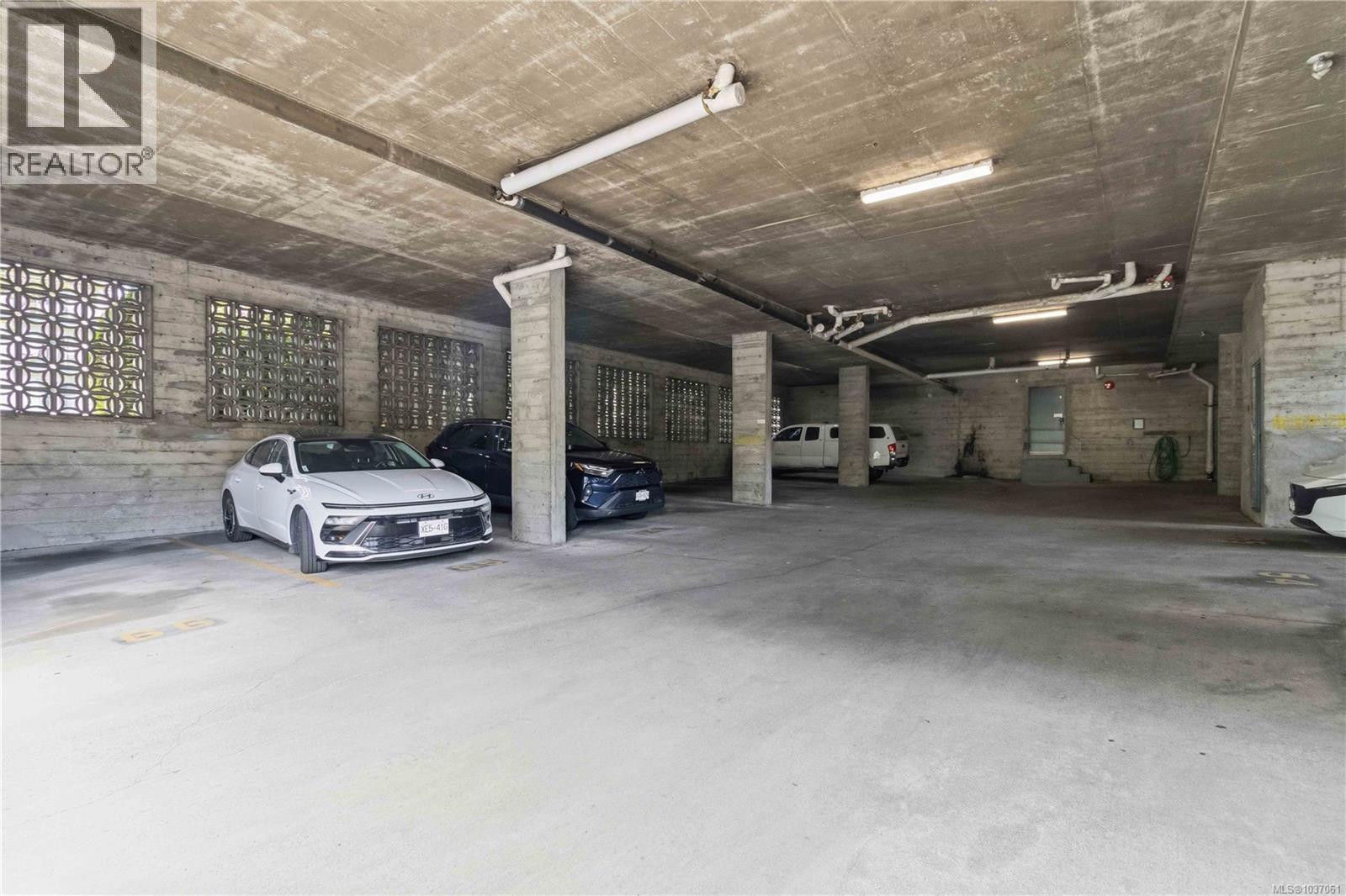 #314 3235 Quadra St - 17