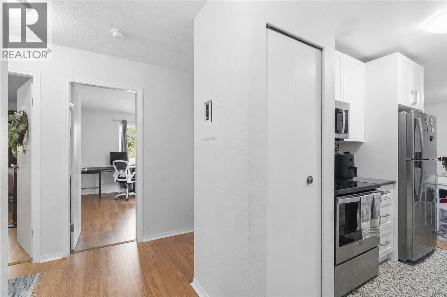 #314 3235 Quadra St - 5