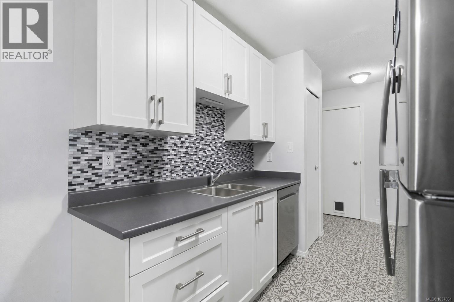#314 3235 Quadra St - 6