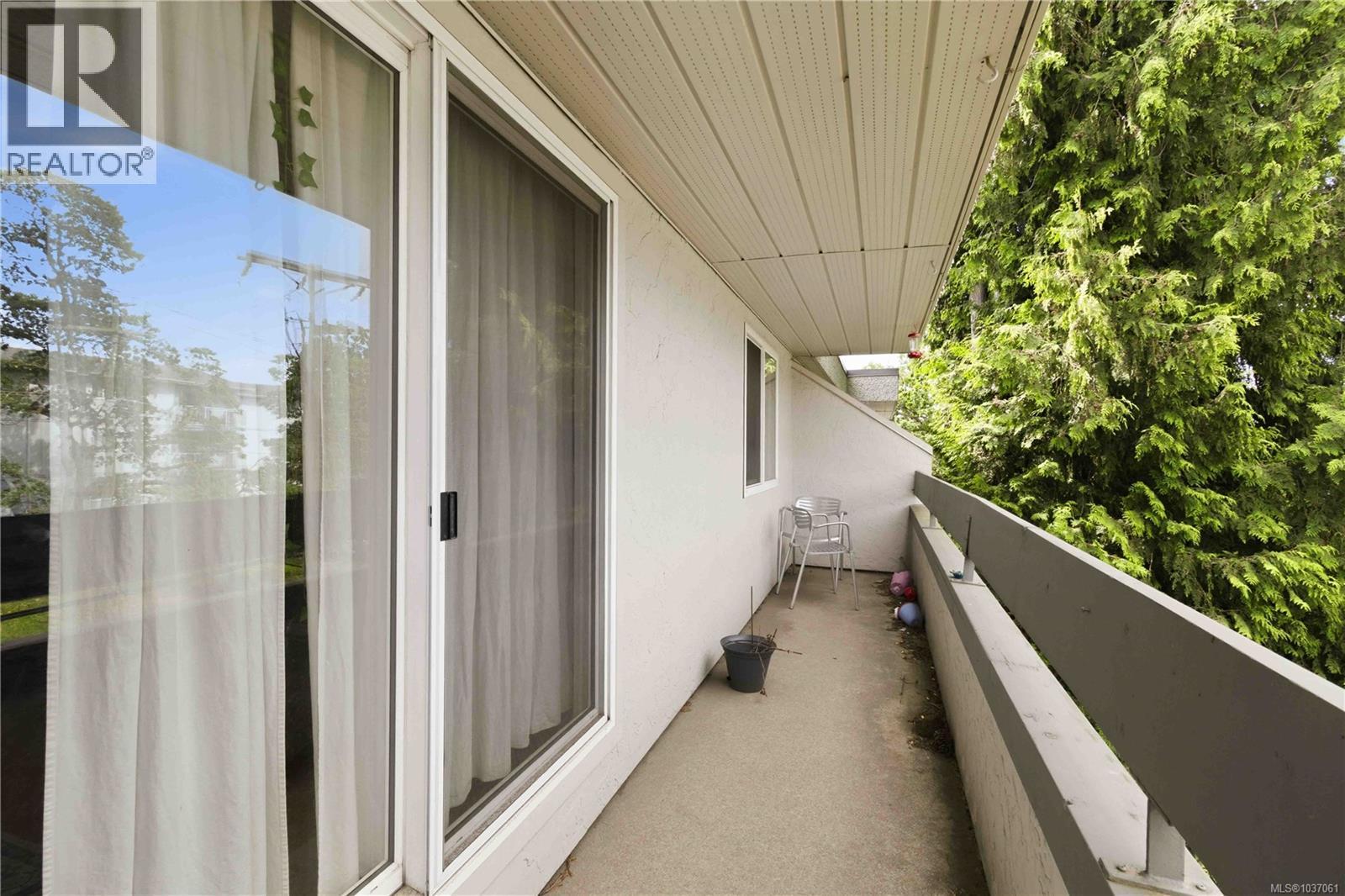 #314 3235 Quadra St - 14