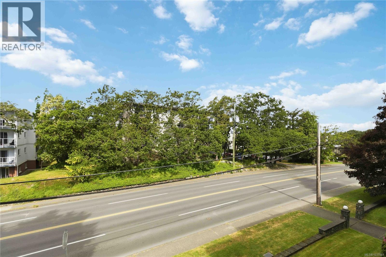 #314 3235 Quadra St - 16