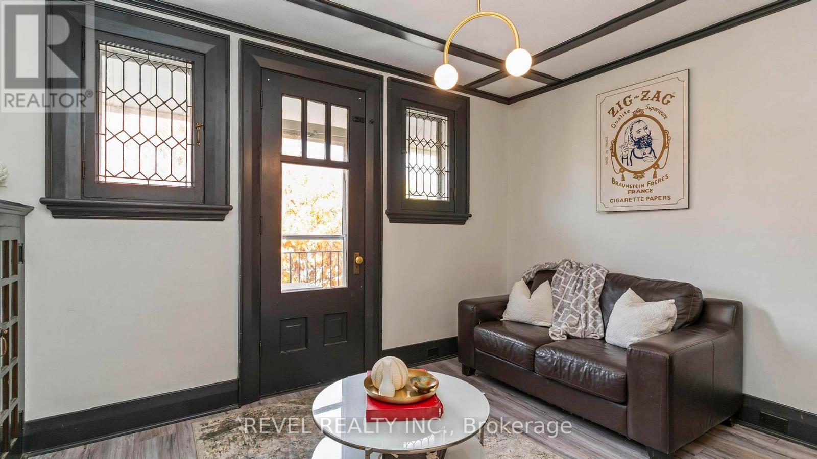 693 QUEENS AVENUE - 19