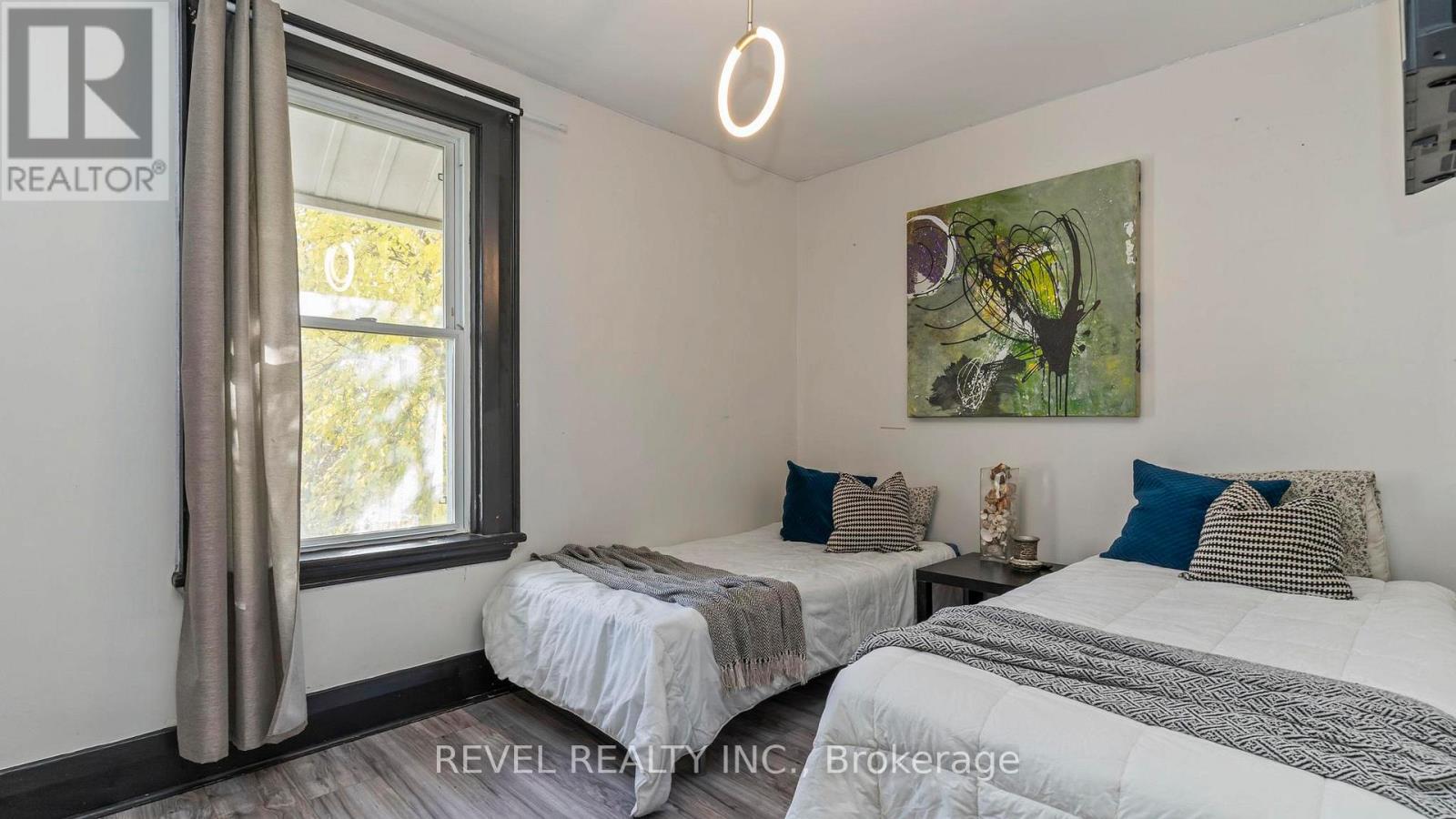 693 QUEENS AVENUE - 26