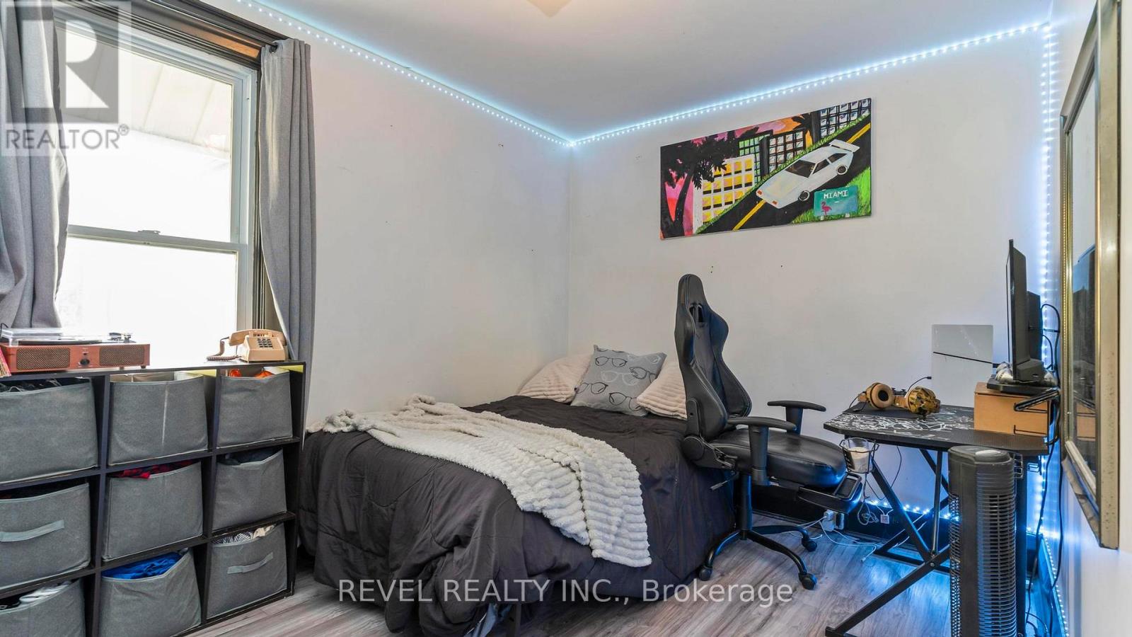 693 QUEENS AVENUE - 28
