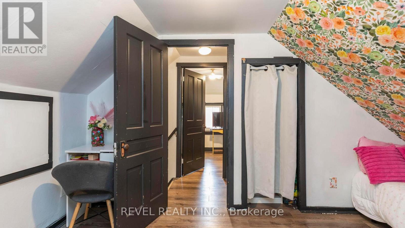 693 QUEENS AVENUE - 30