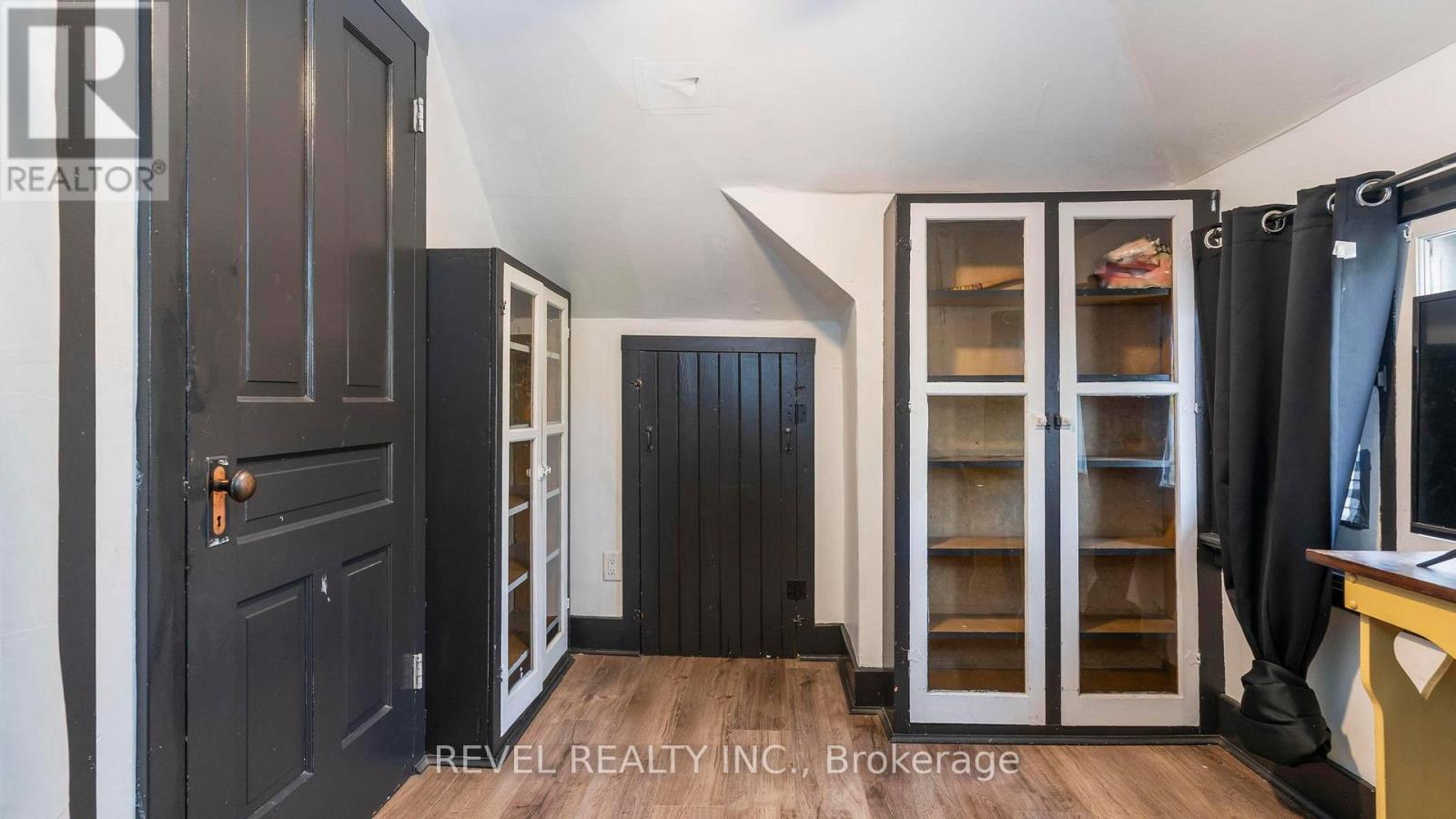 693 QUEENS AVENUE - 32