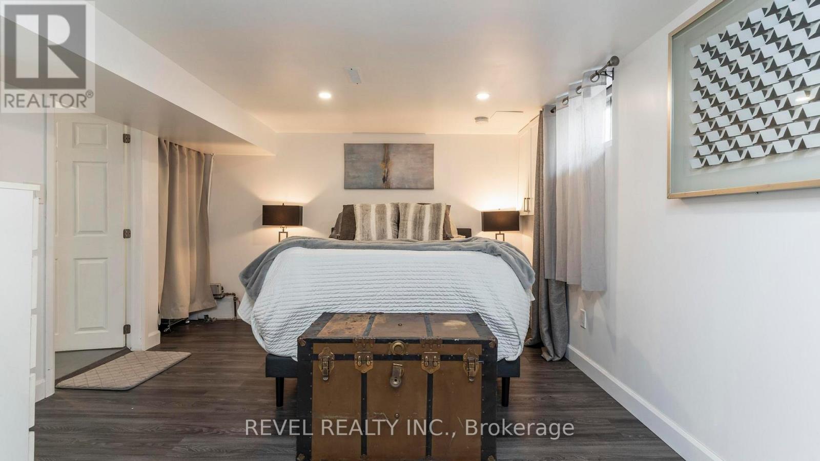 693 QUEENS AVENUE - 33