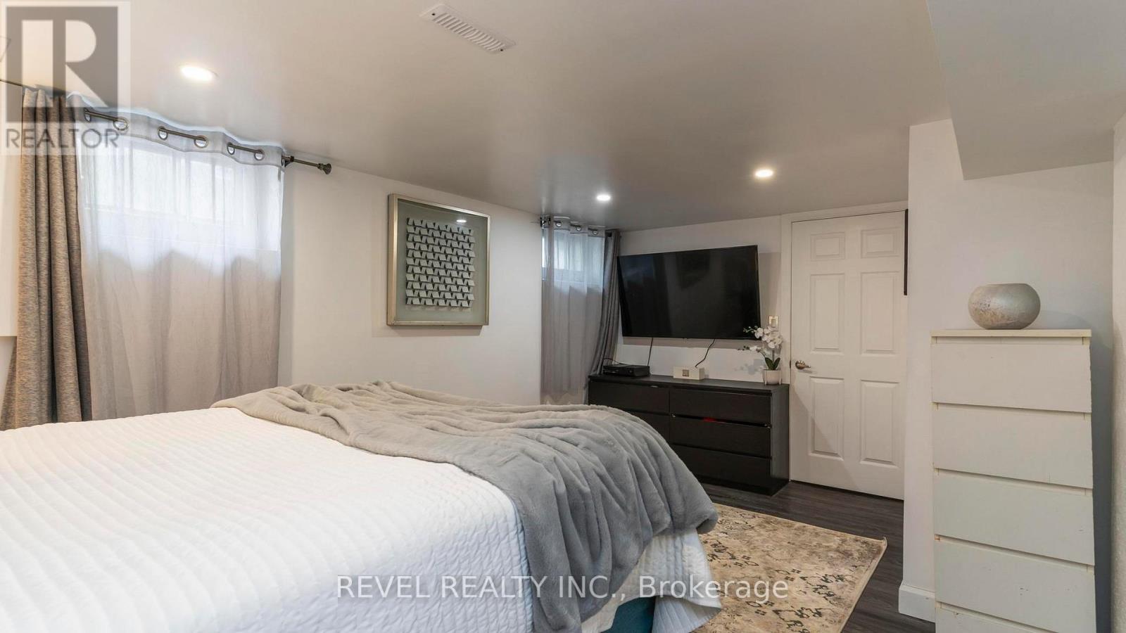 693 QUEENS AVENUE - 35