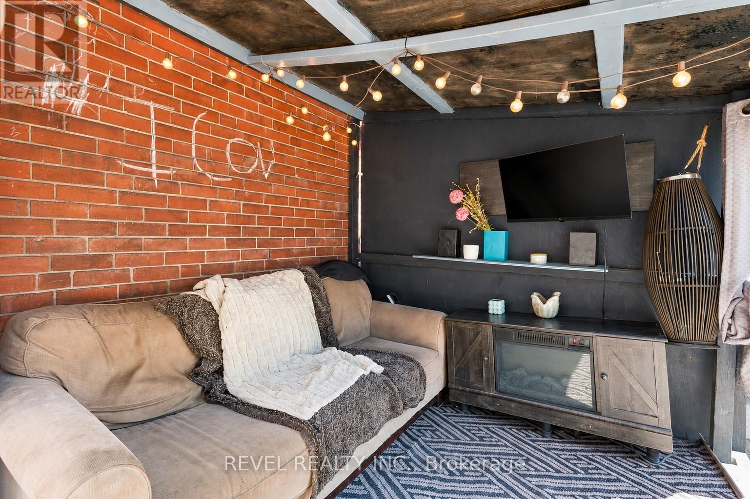 693 QUEENS AVENUE - 38