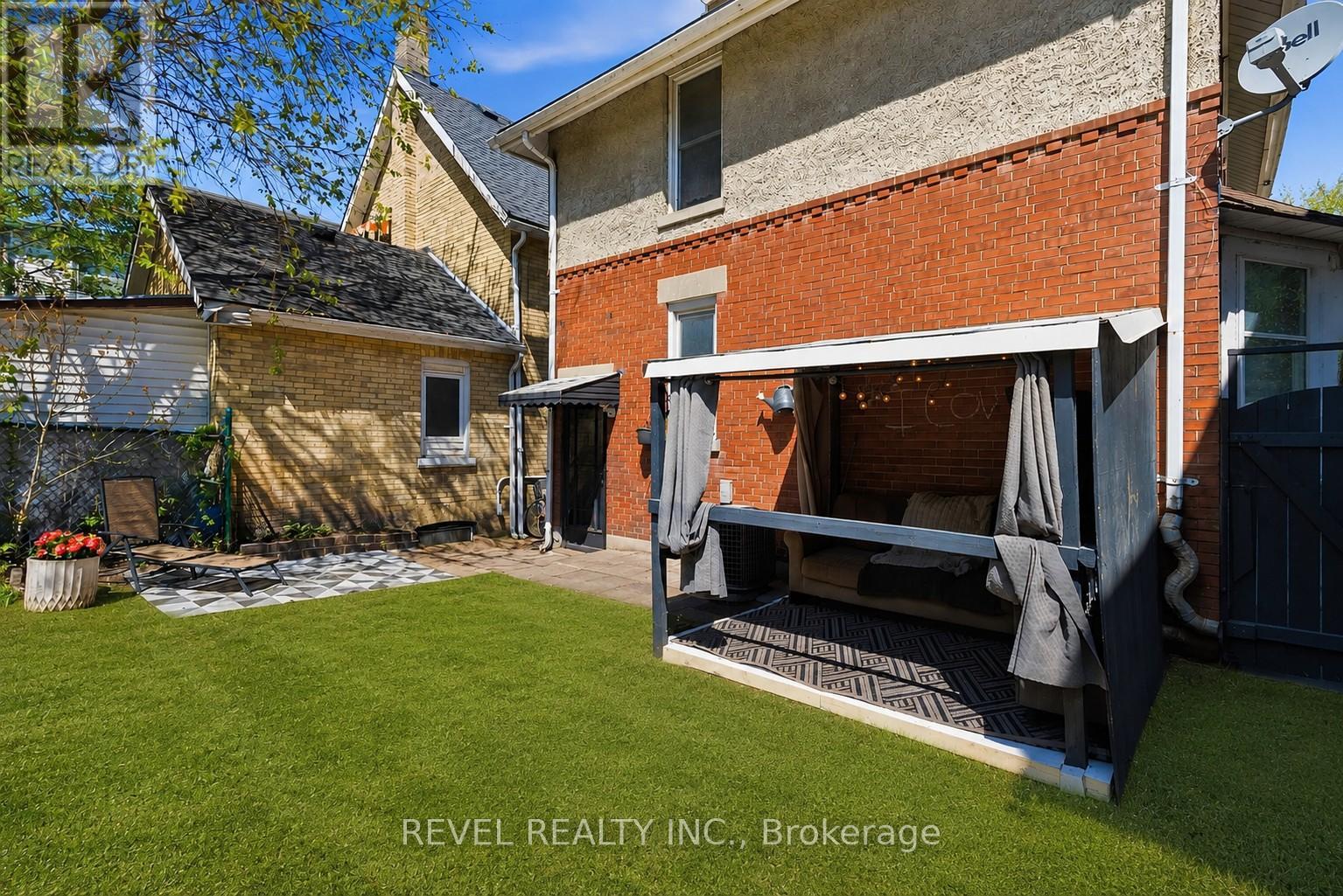 693 QUEENS AVENUE - 39