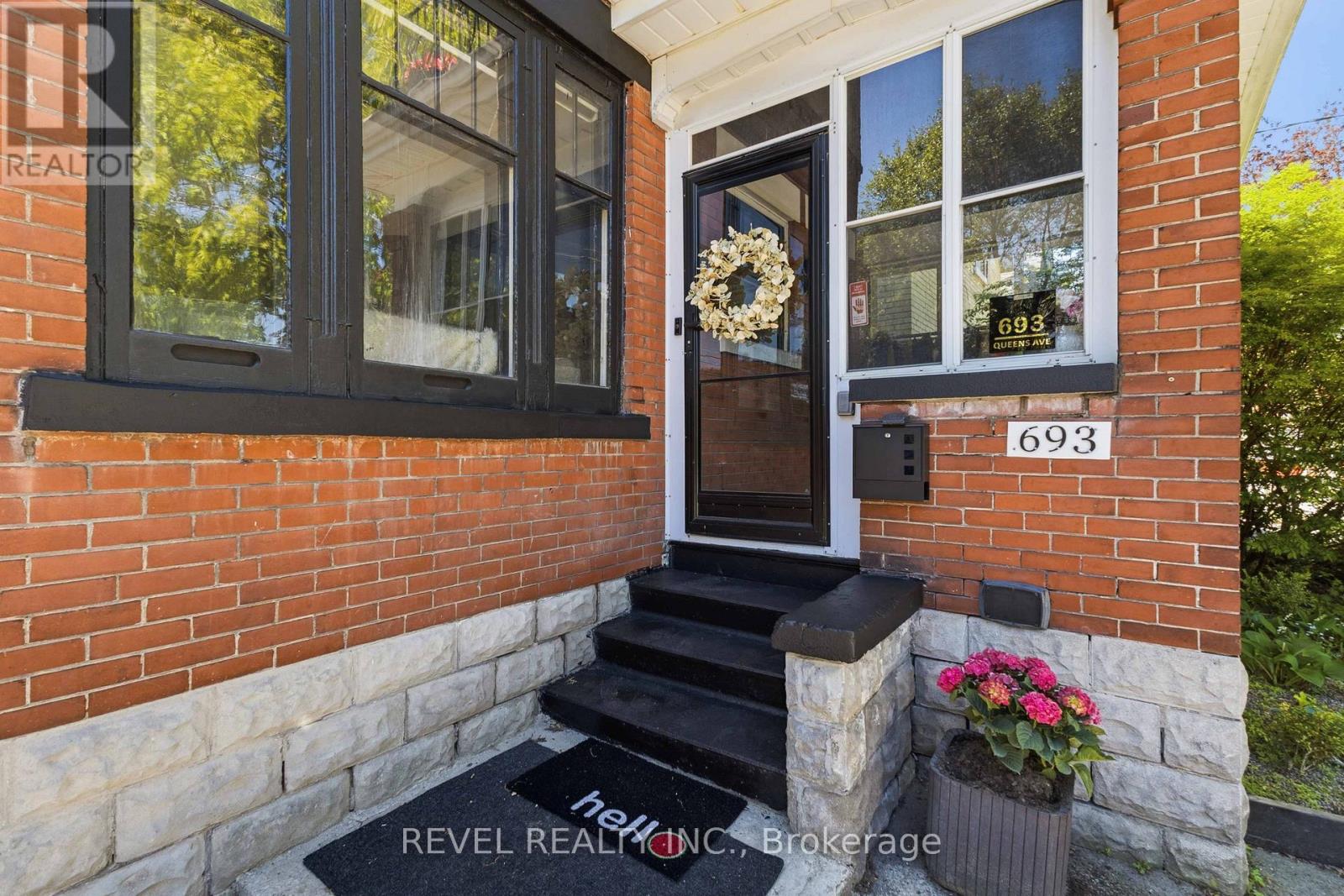 693 QUEENS AVENUE - 4