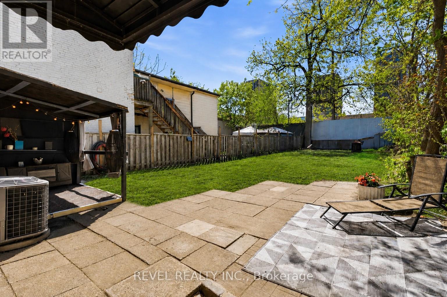 693 QUEENS AVENUE - 40