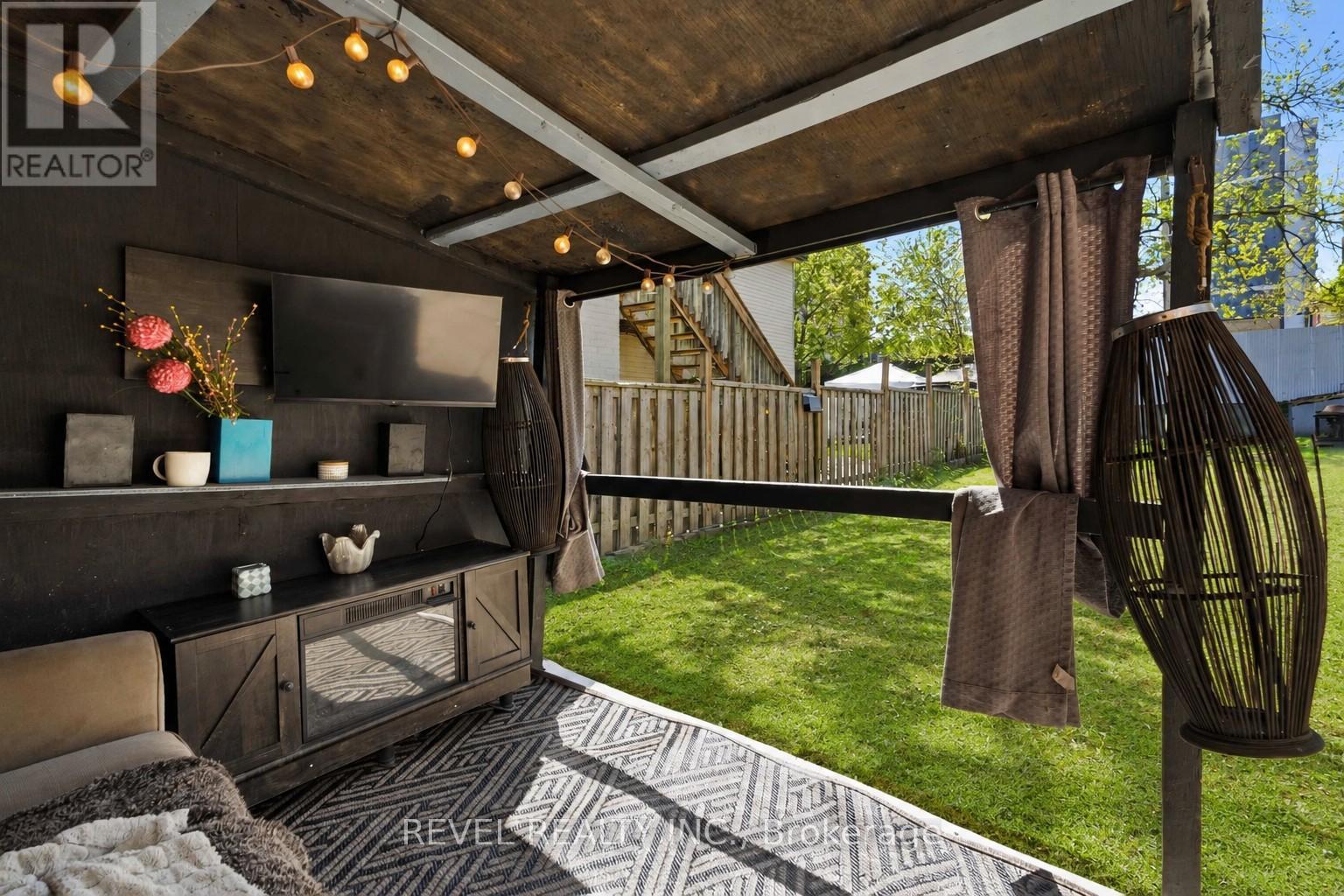 693 QUEENS AVENUE - 41