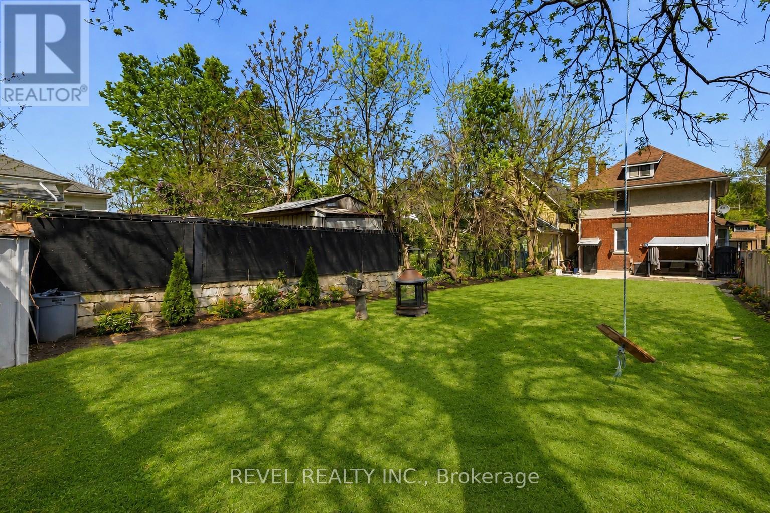 693 QUEENS AVENUE - 42
