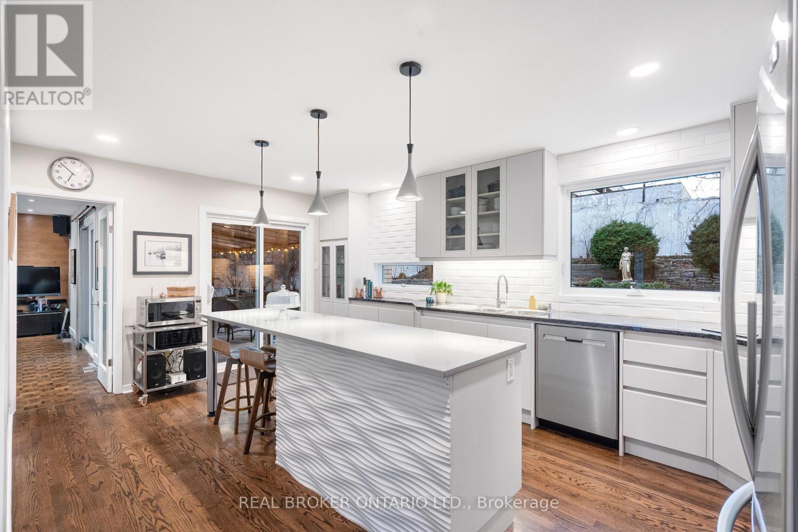 1958 NEEPAWA AVENUE - 18