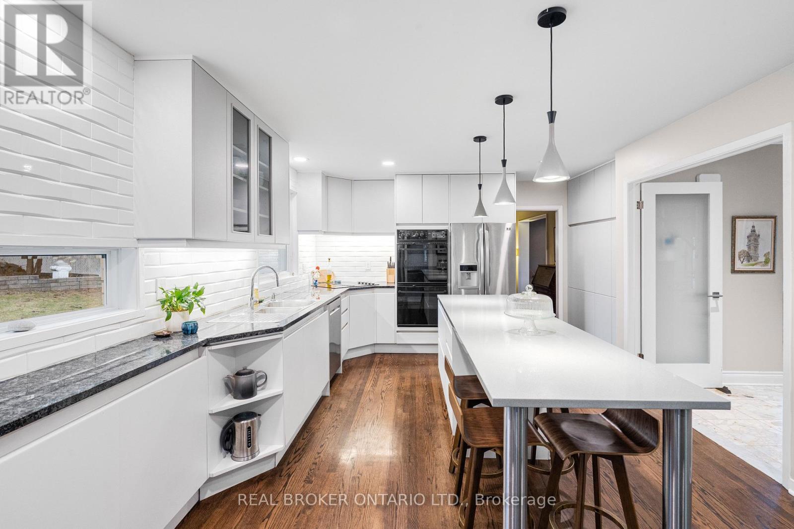 1958 NEEPAWA AVENUE - 19