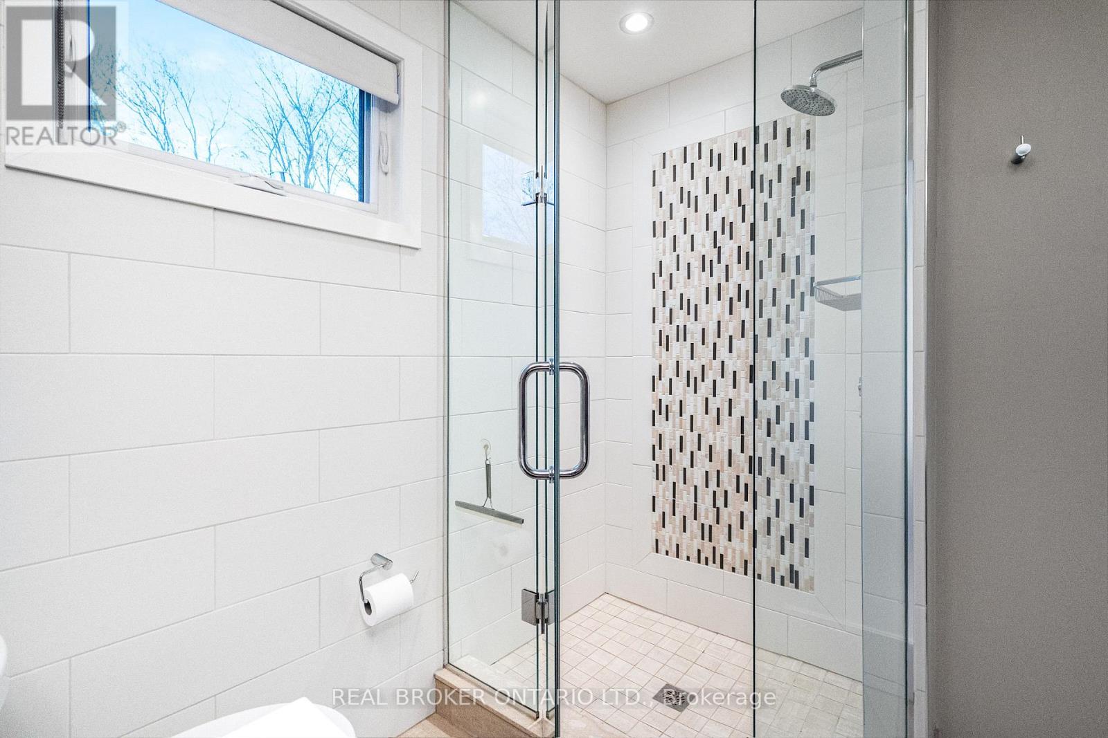 1958 NEEPAWA AVENUE - 33