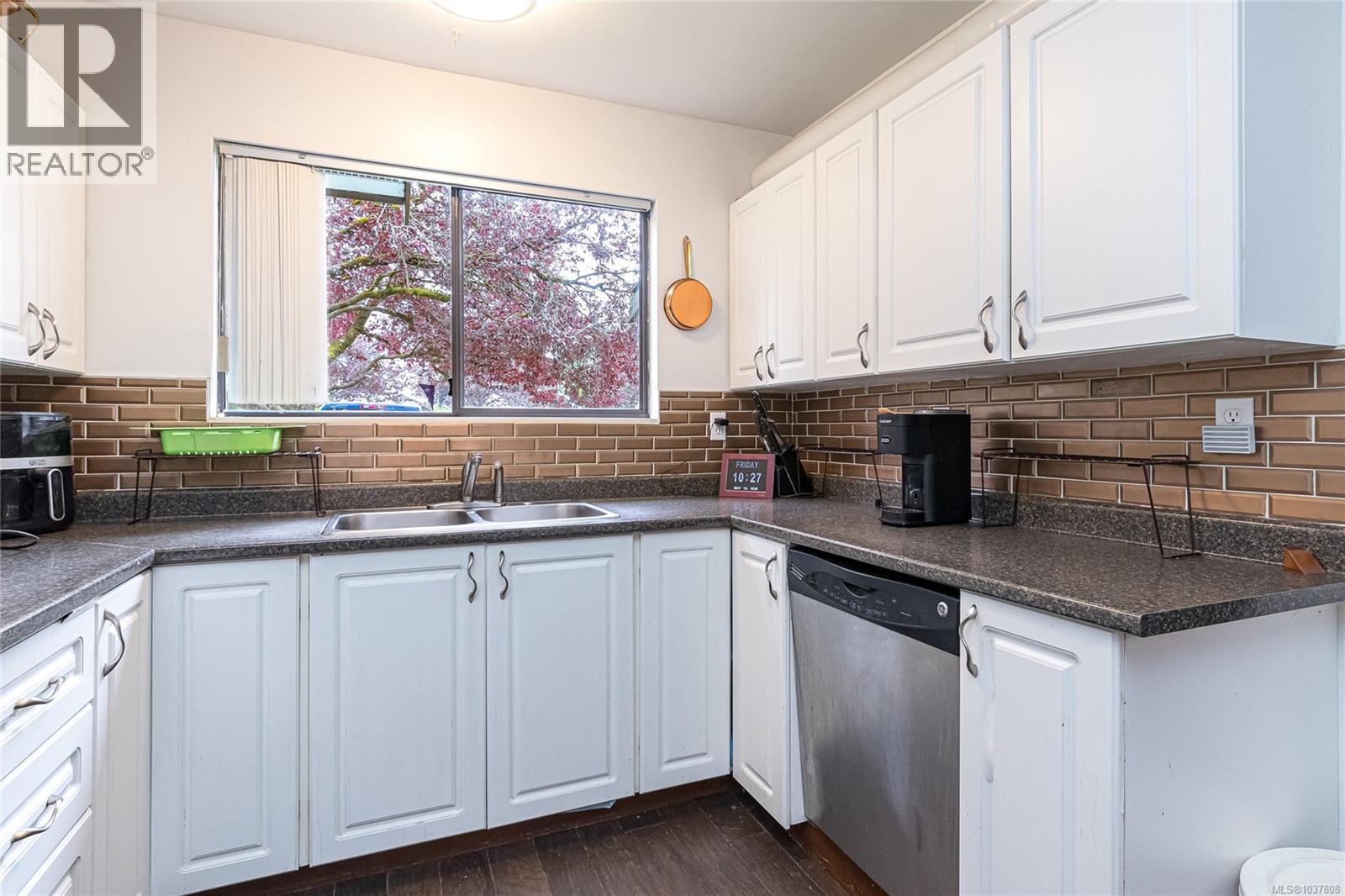 #24 1506 Admirals Rd - 17