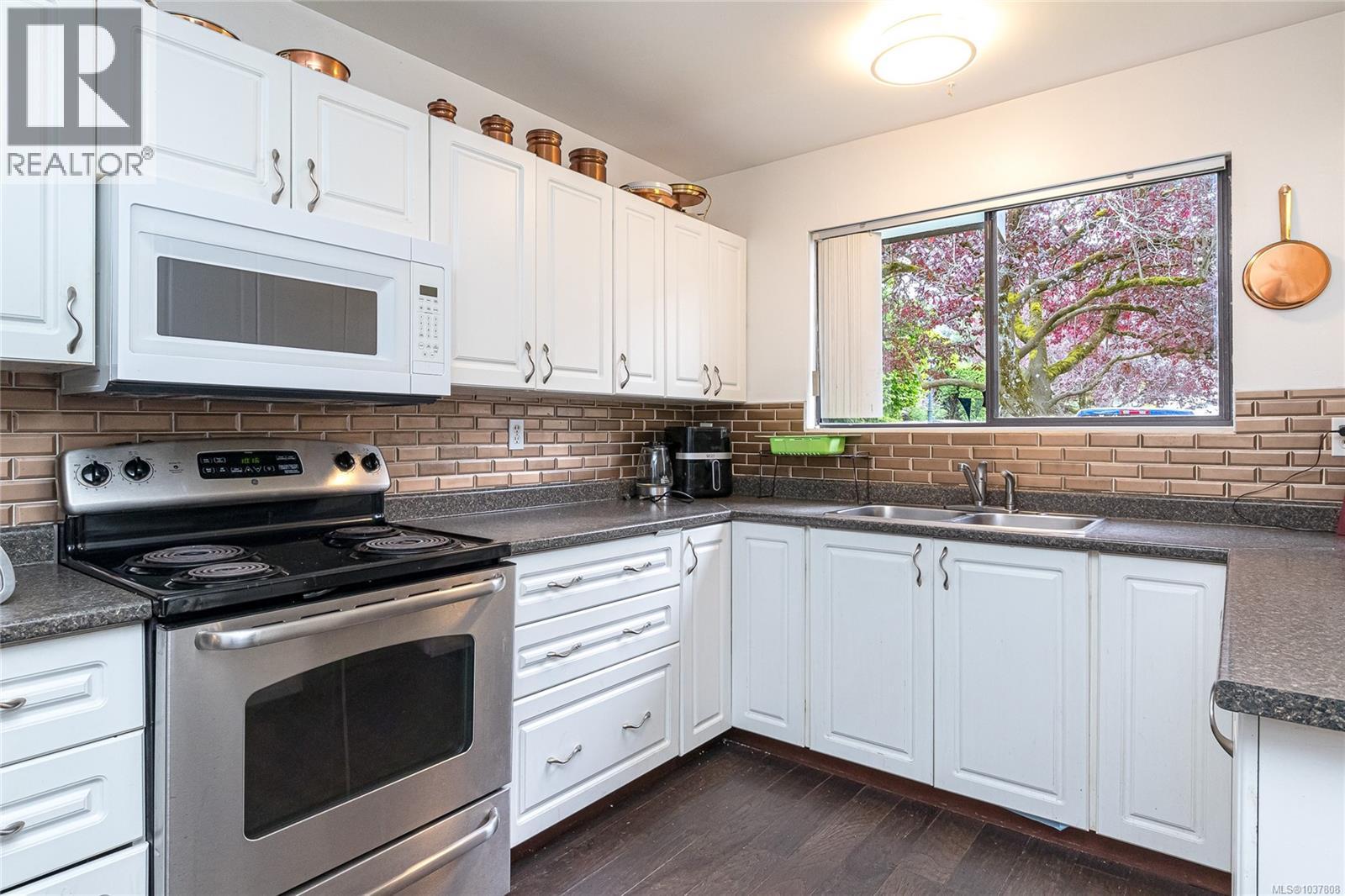 #24 1506 Admirals Rd - 18