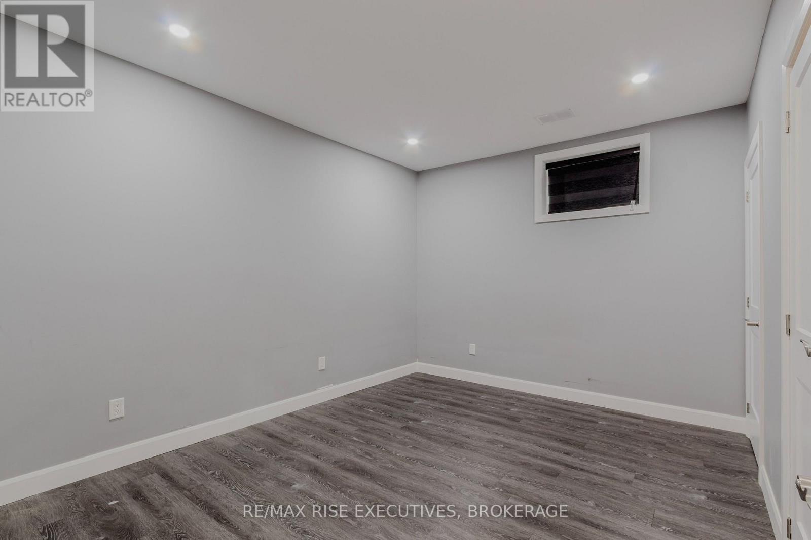 491 BETH CRESCENT - 34