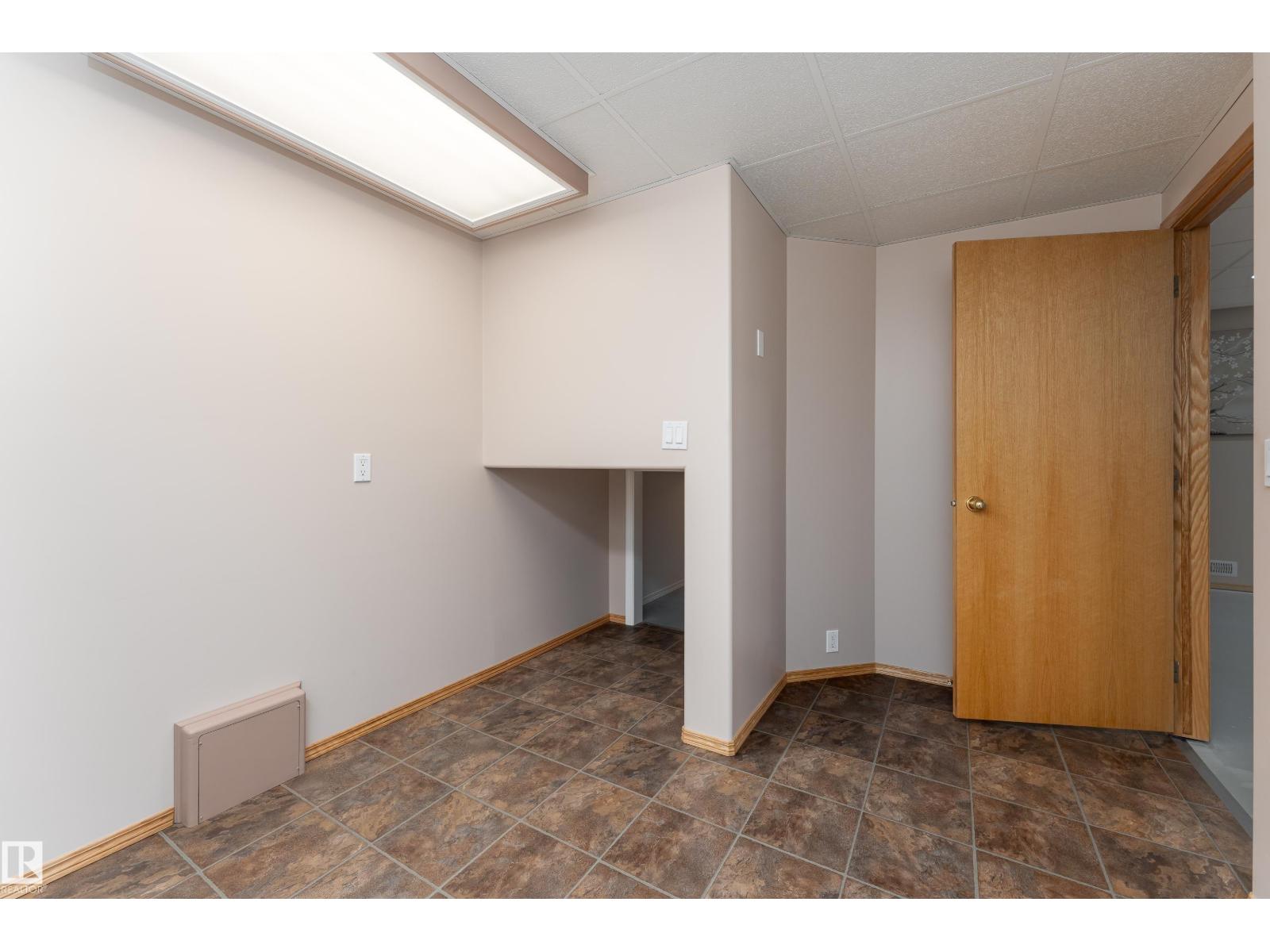 155 FOXHAVEN CR — photo 36