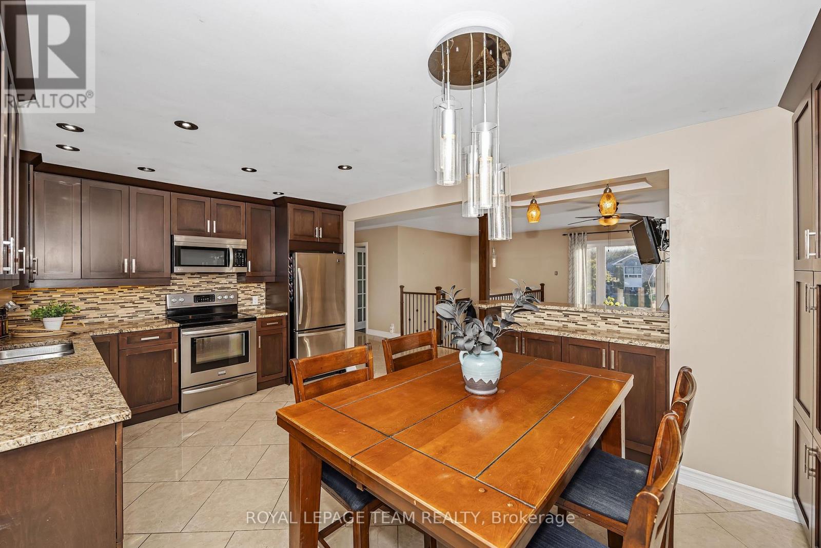 1115 DES CERISIERS STREET - 11