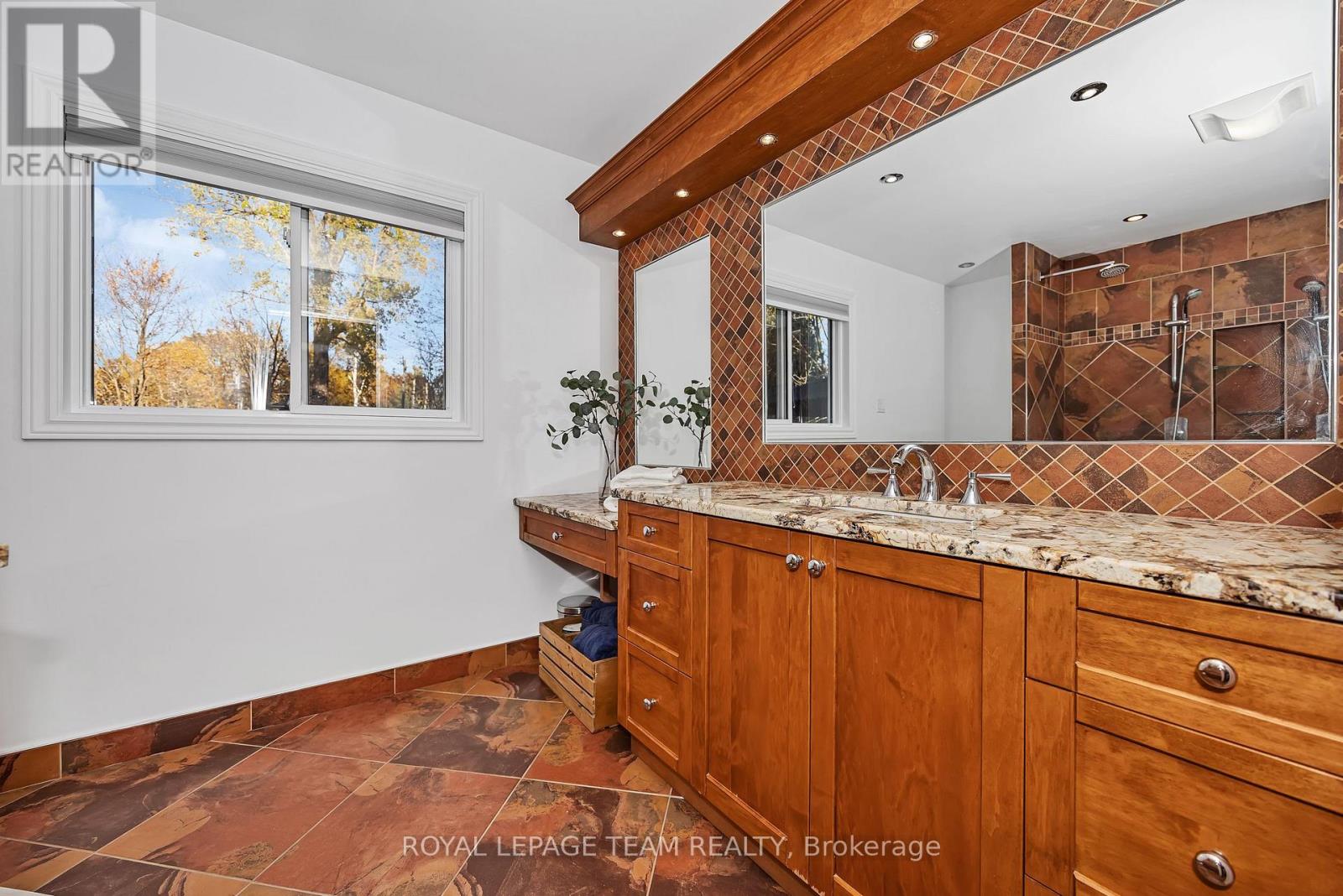 1115 DES CERISIERS STREET - 18