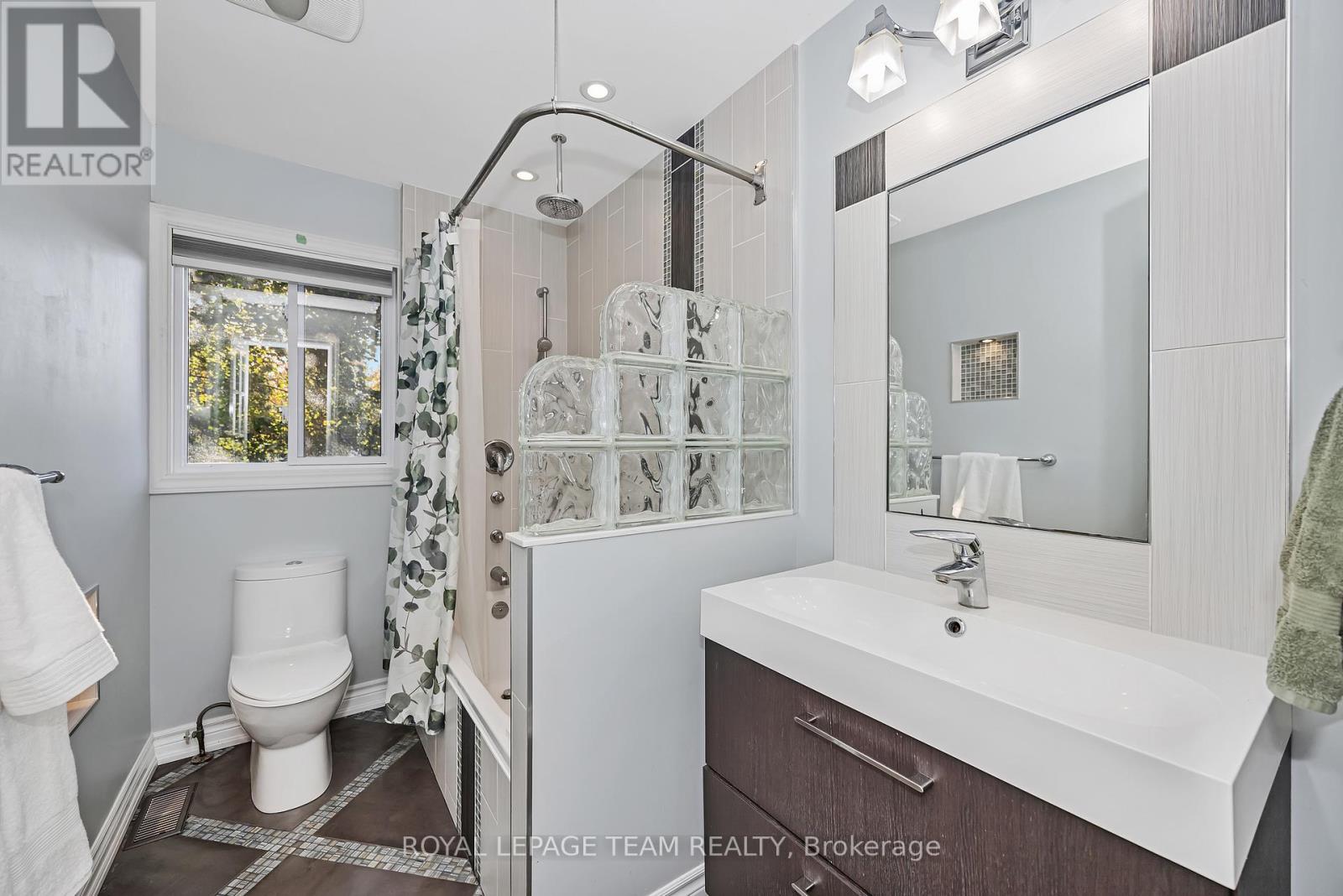 1115 DES CERISIERS STREET - 22