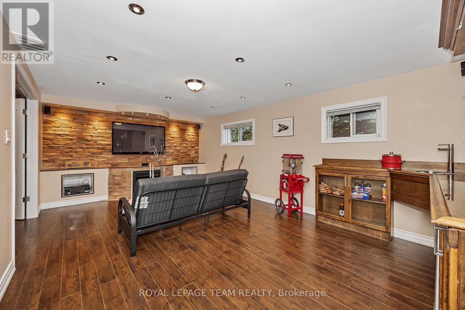 1115 DES CERISIERS STREET - 24