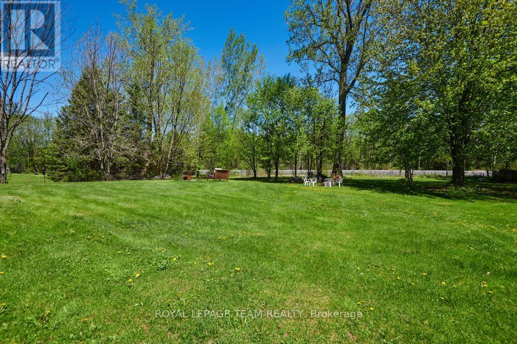 1115 DES CERISIERS STREET - 36