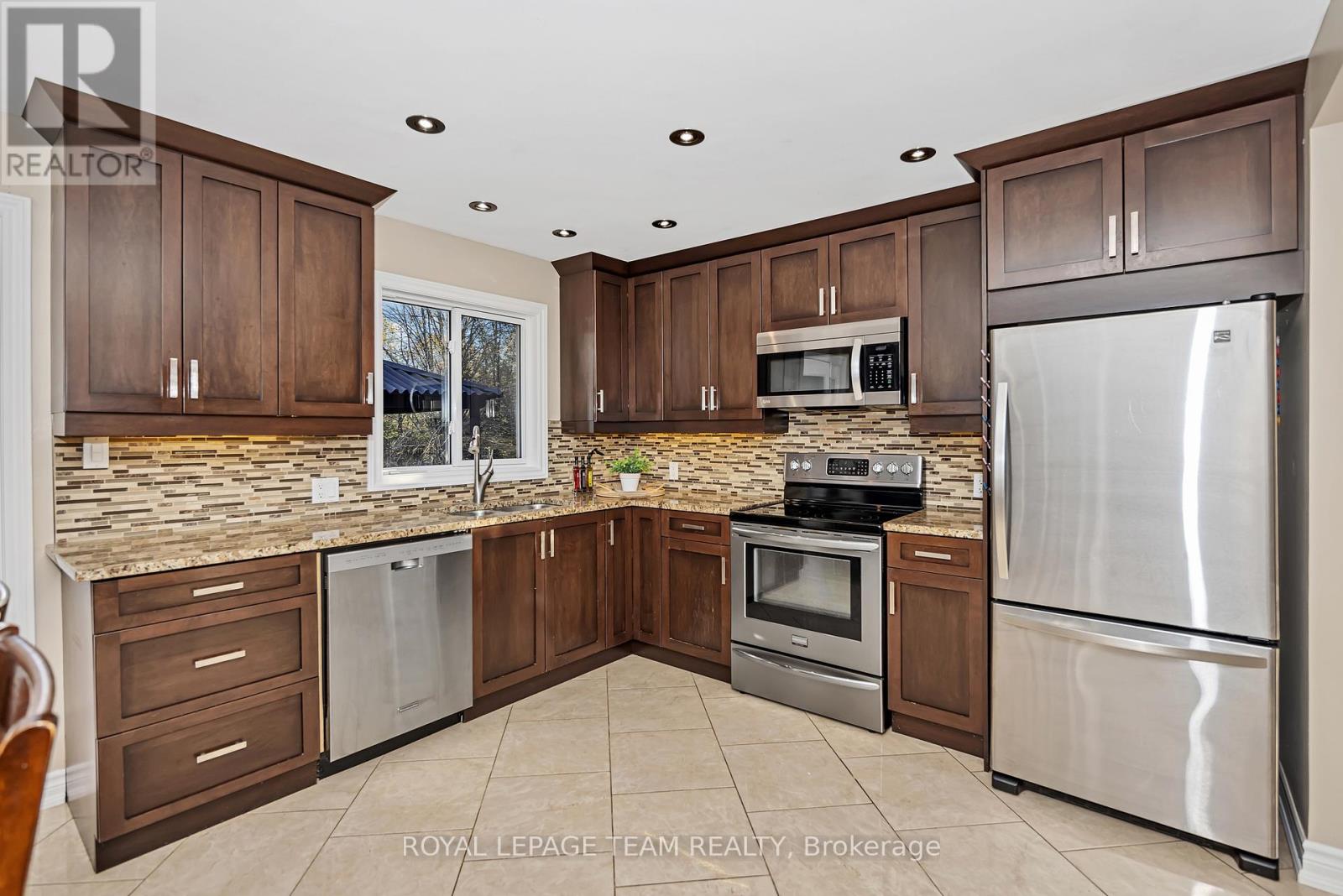 1115 DES CERISIERS STREET - 7