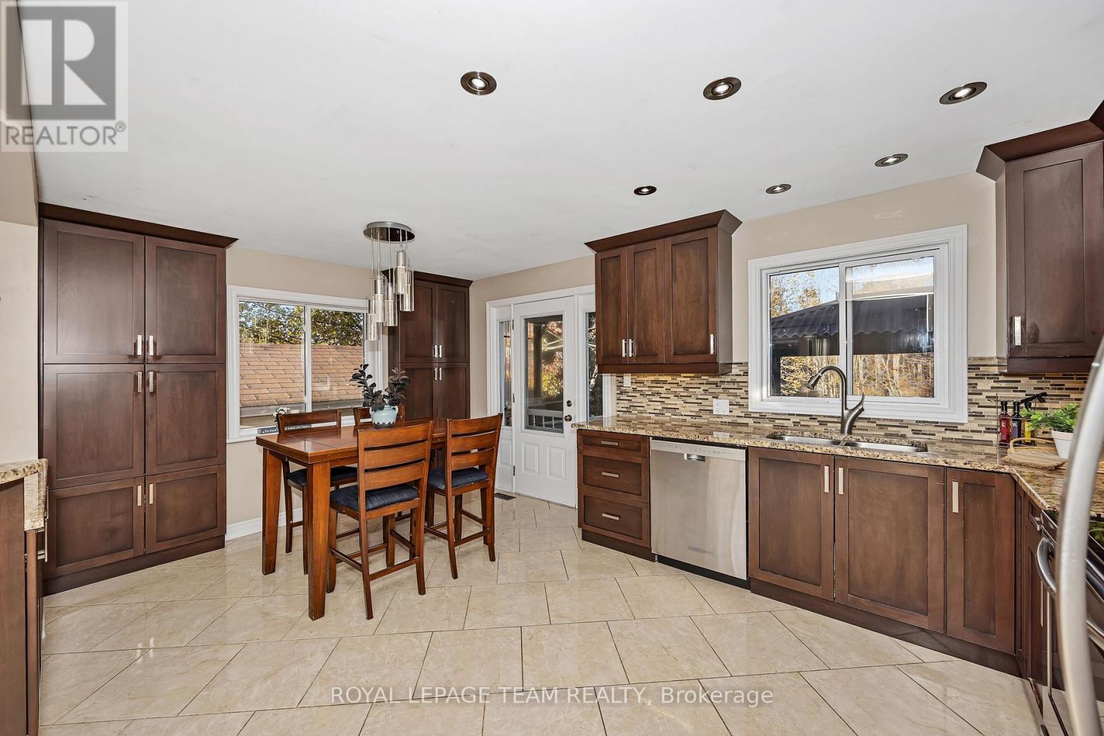 1115 DES CERISIERS STREET - 8
