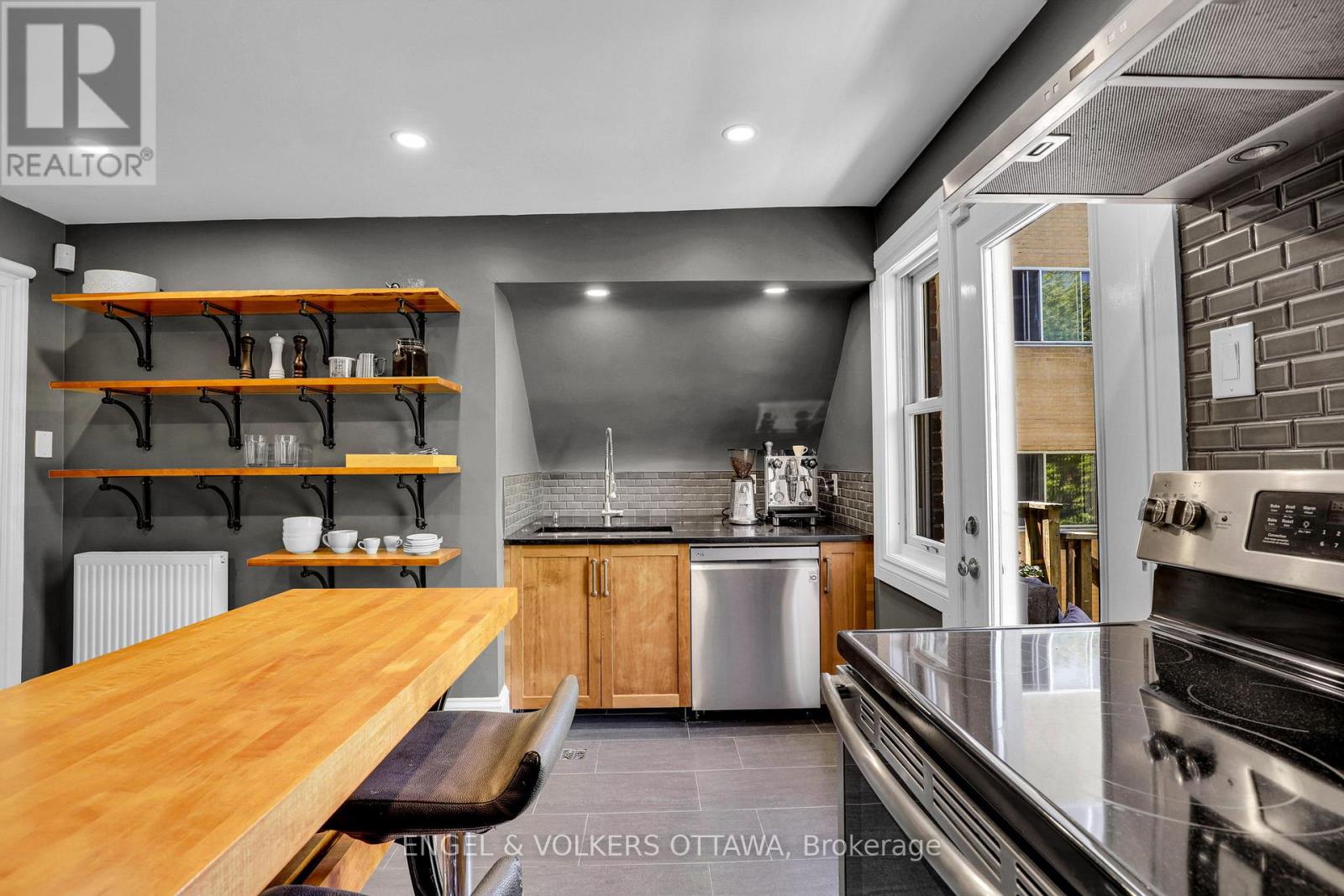 267 STEWART STREET N - 43