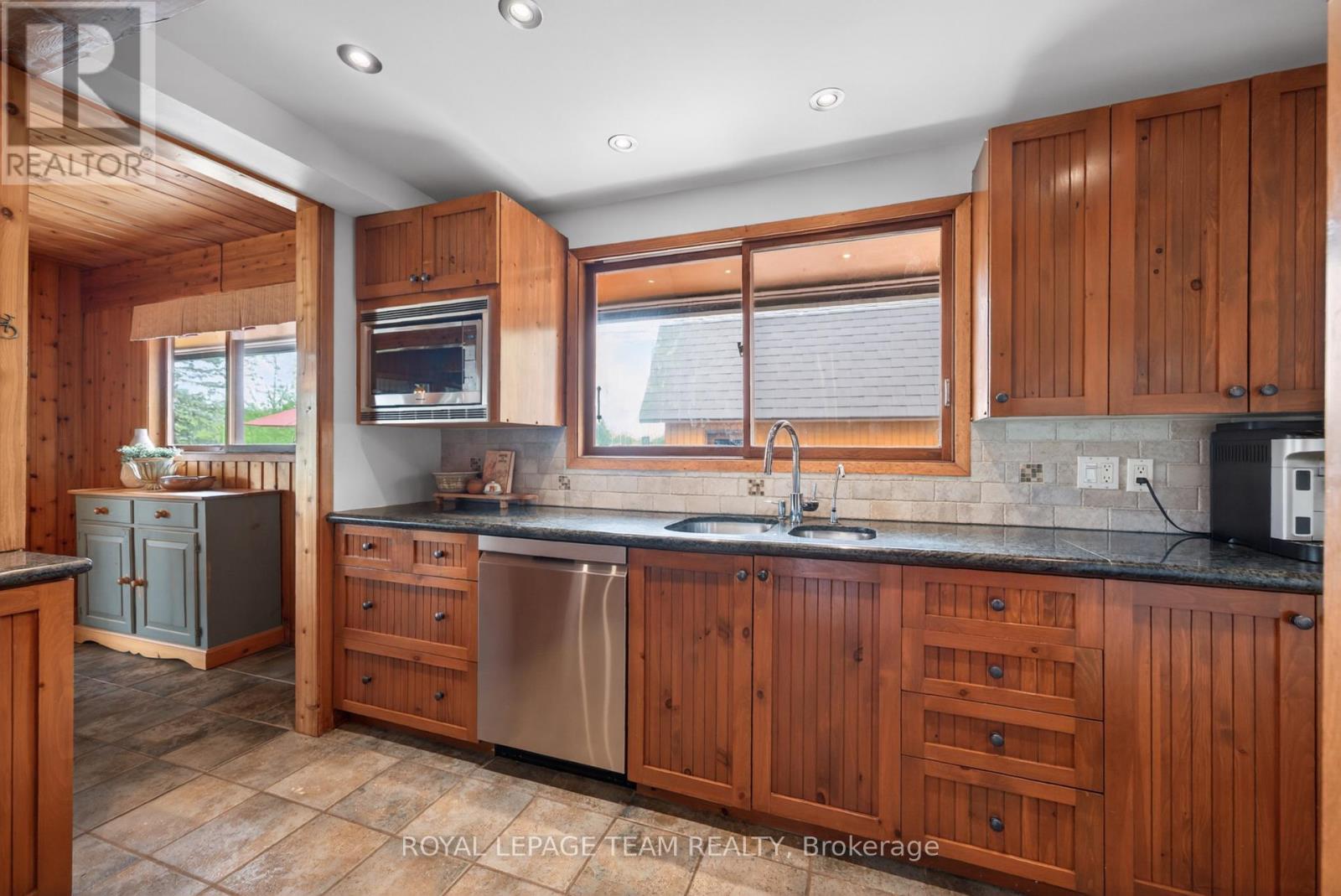 6721 RIDEAU STREET S - 12