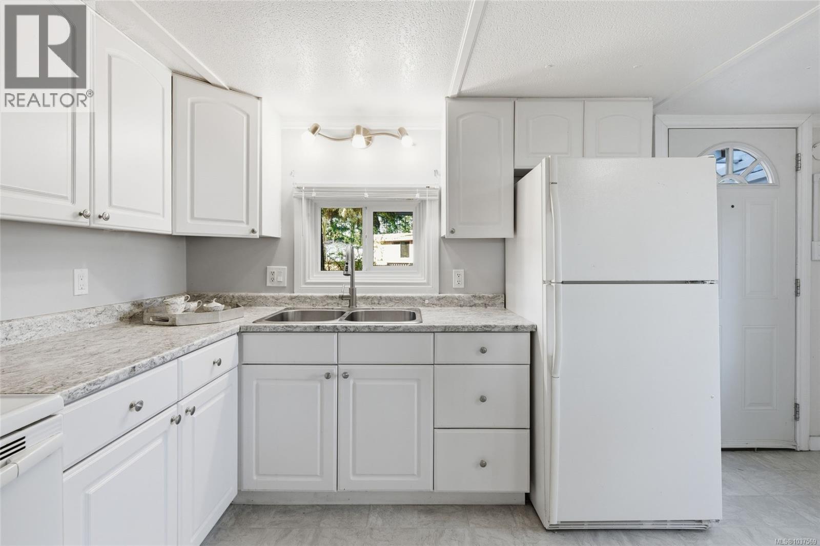 #49 1247 Arbutus Rd - 17