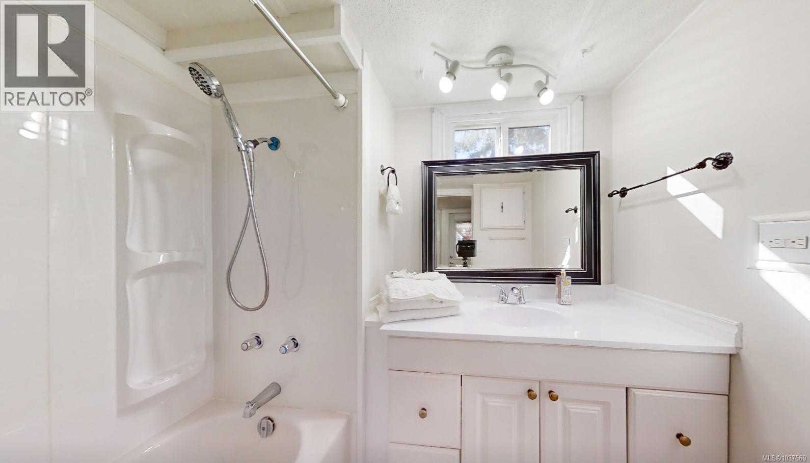 #49 1247 Arbutus Rd - 23