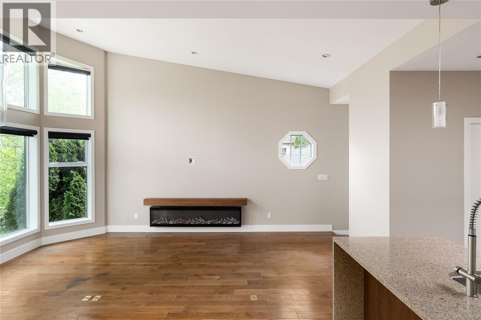 TH2 2591 Penrhyn Street, Saanich