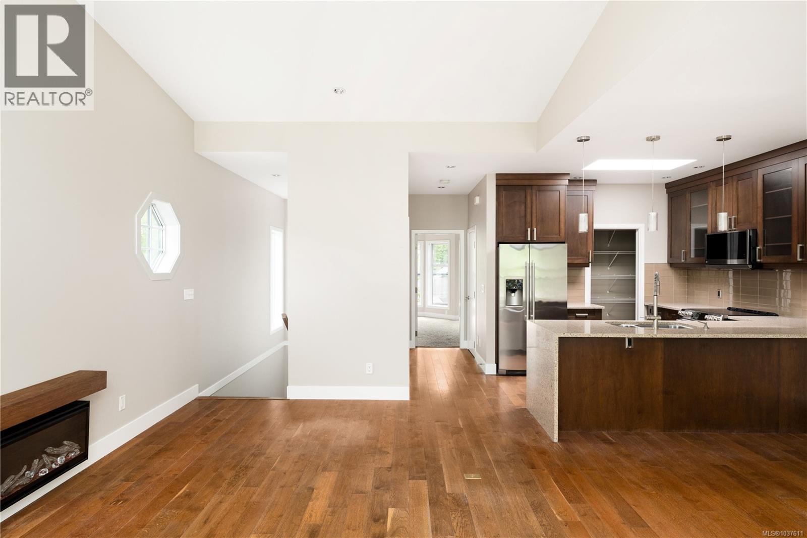 TH2 2591 Penrhyn Street, Saanich