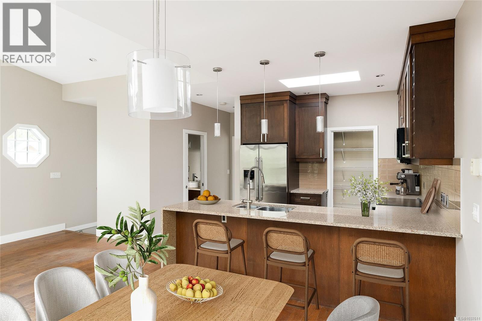 TH2 2591 Penrhyn Street, Saanich