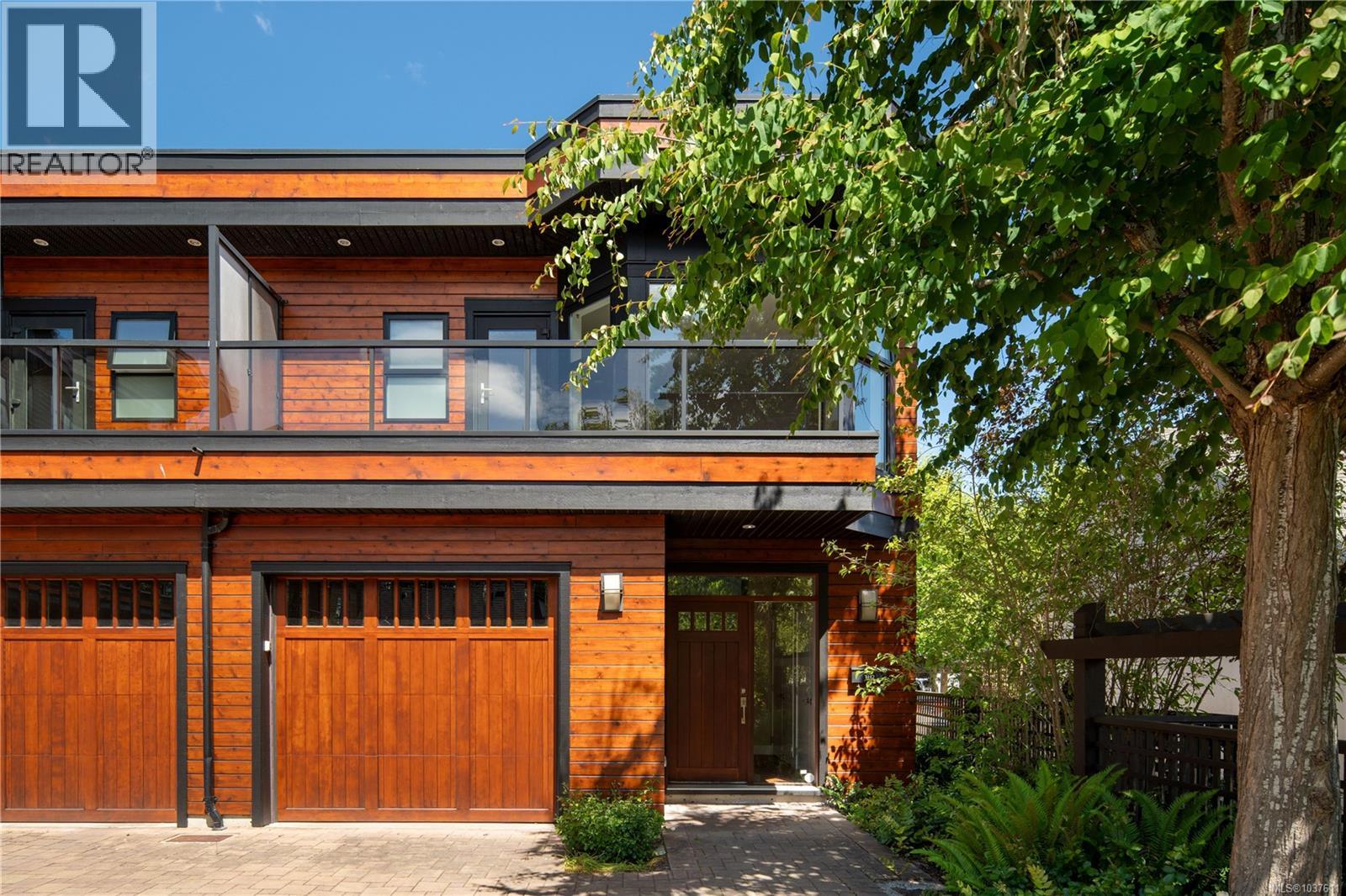 TH2 2591 Penrhyn Street, Saanich