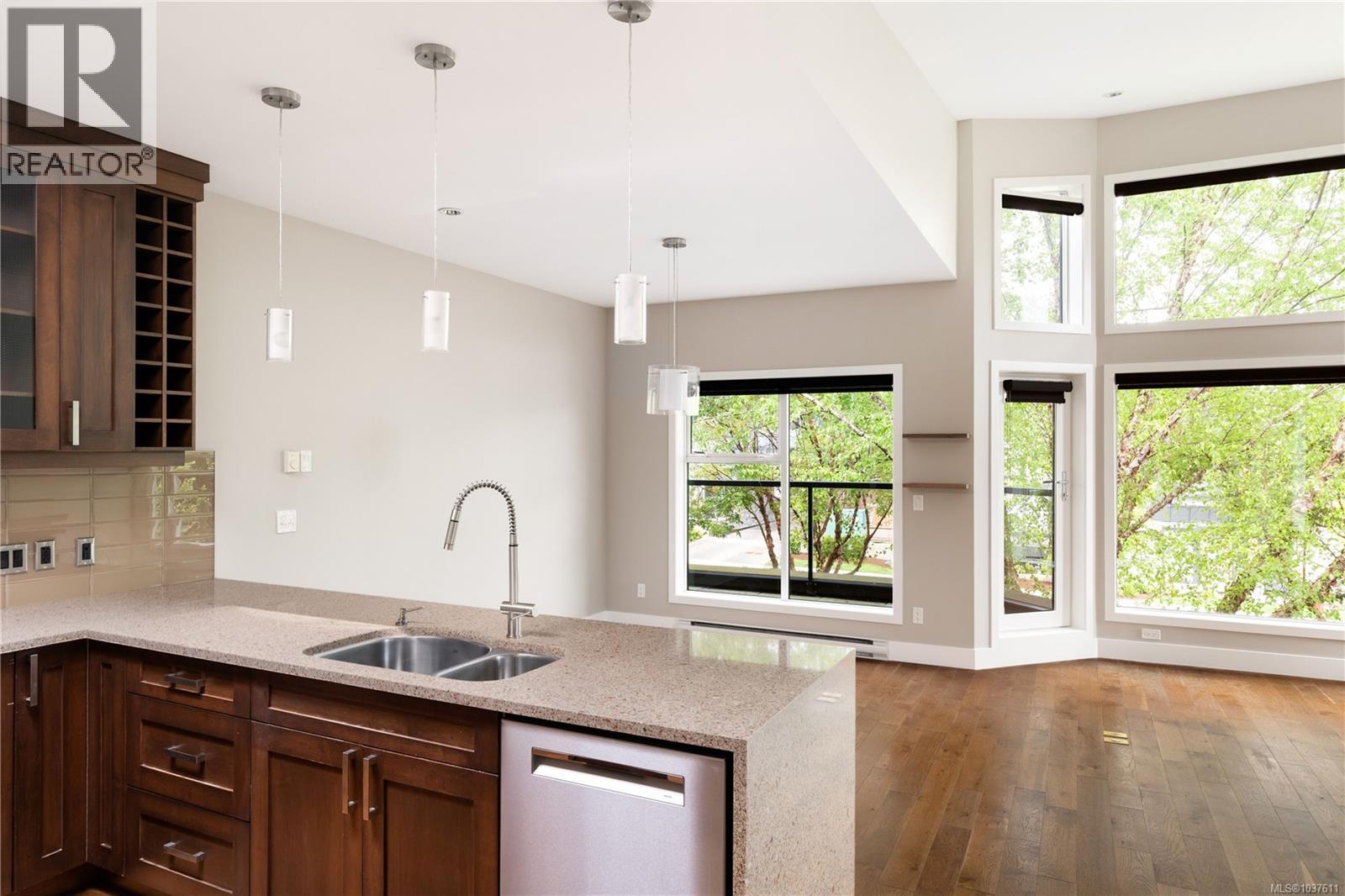 TH2 2591 Penrhyn Street, Saanich