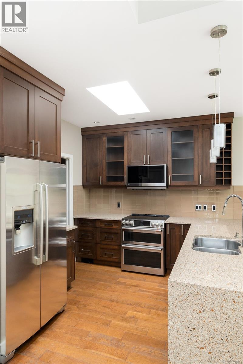 TH2 2591 Penrhyn Street, Saanich