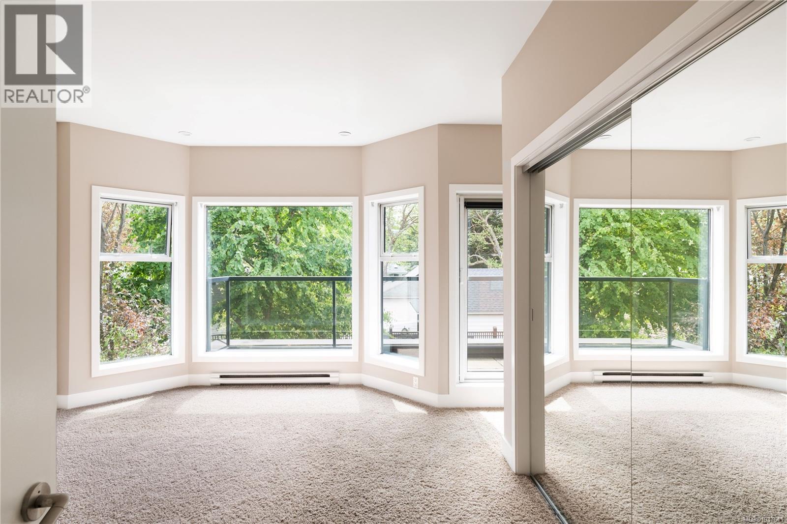 TH2 2591 Penrhyn Street, Saanich