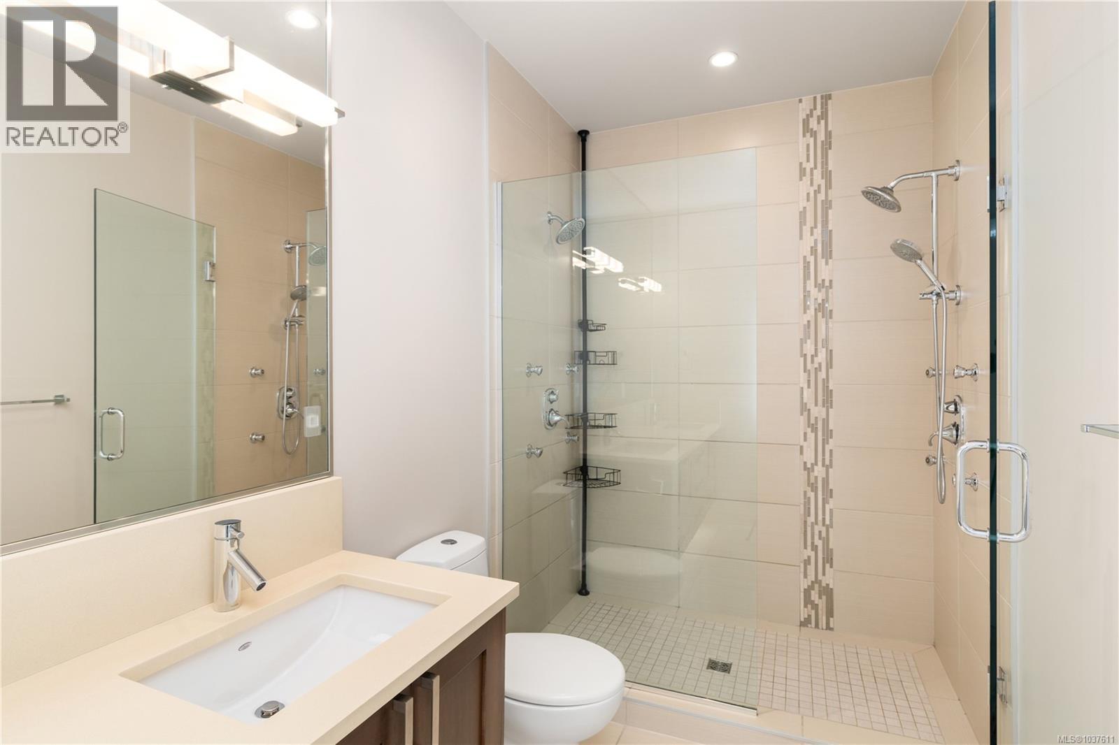 TH2 2591 Penrhyn Street, Saanich