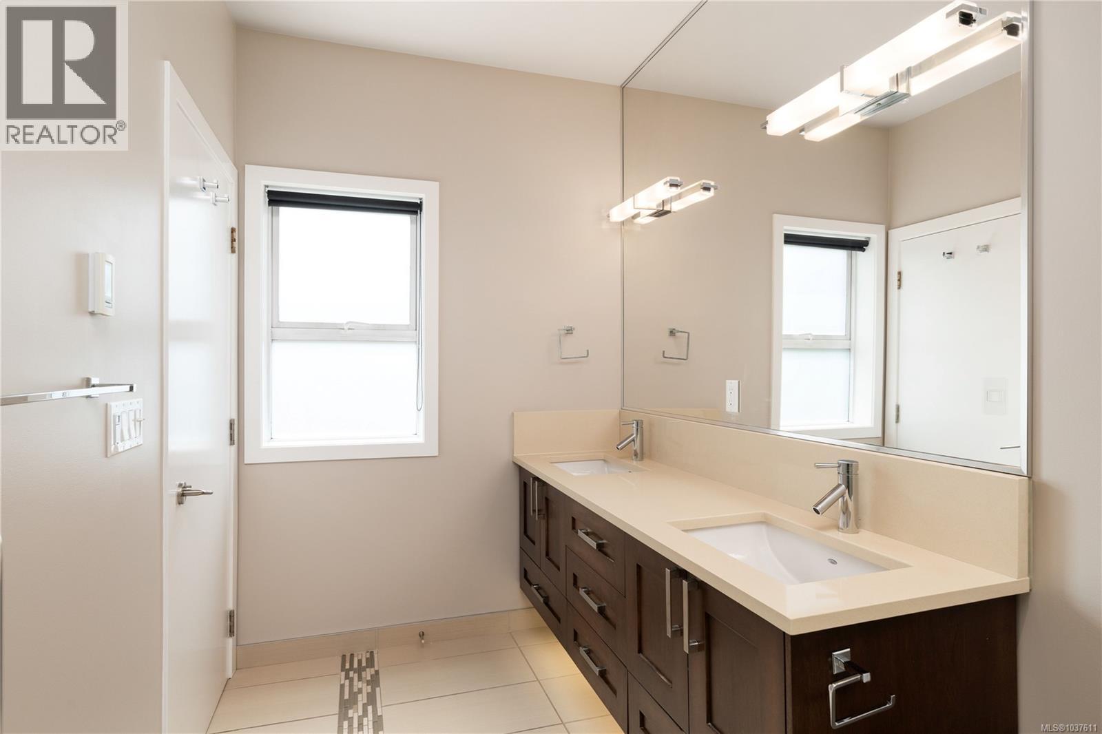 TH2 2591 Penrhyn Street, Saanich