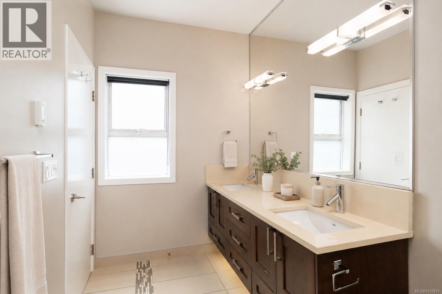 TH2 2591 Penrhyn Street, Saanich