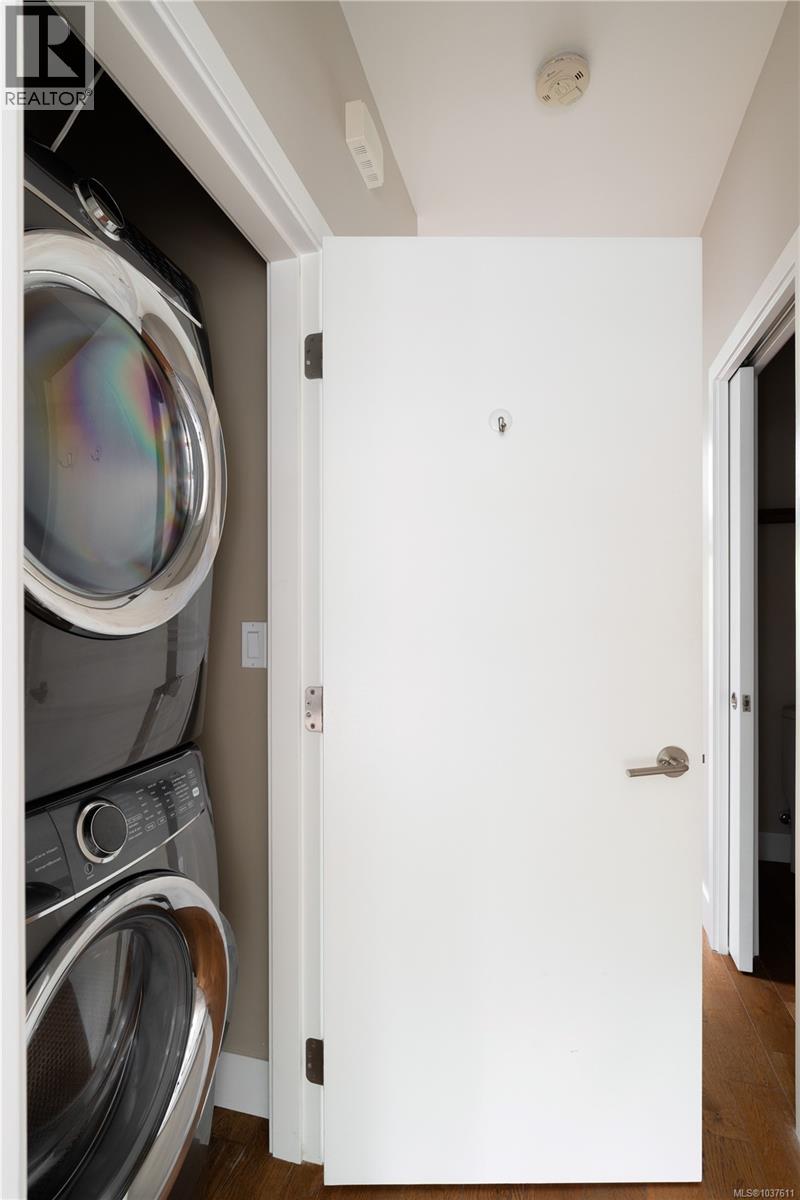 TH2 2591 Penrhyn Street, Saanich