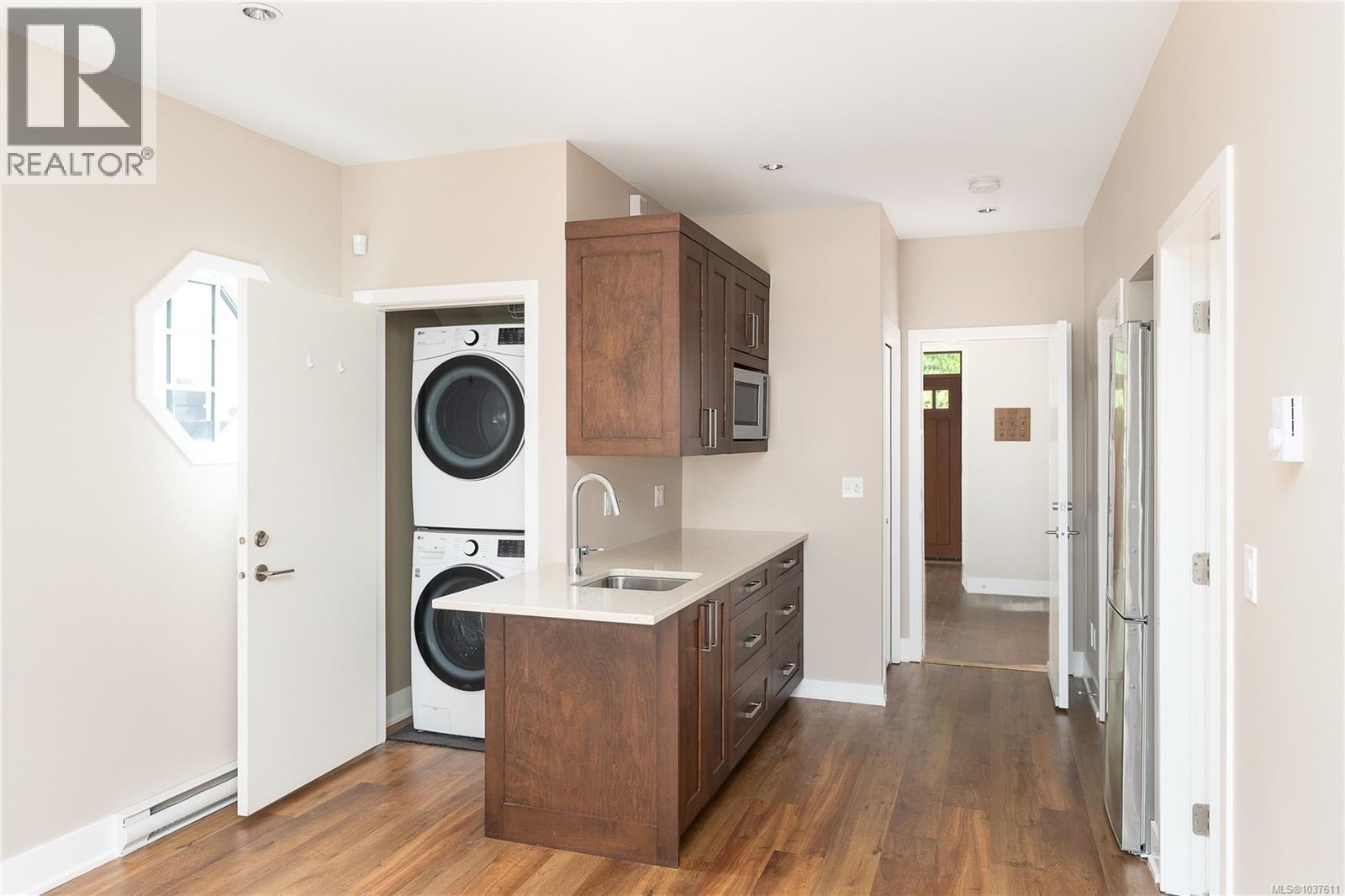 TH2 2591 Penrhyn Street, Saanich