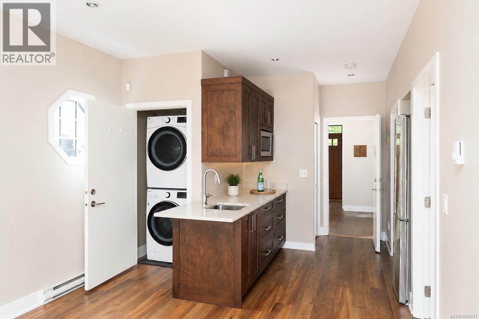 TH2 2591 Penrhyn Street, Saanich