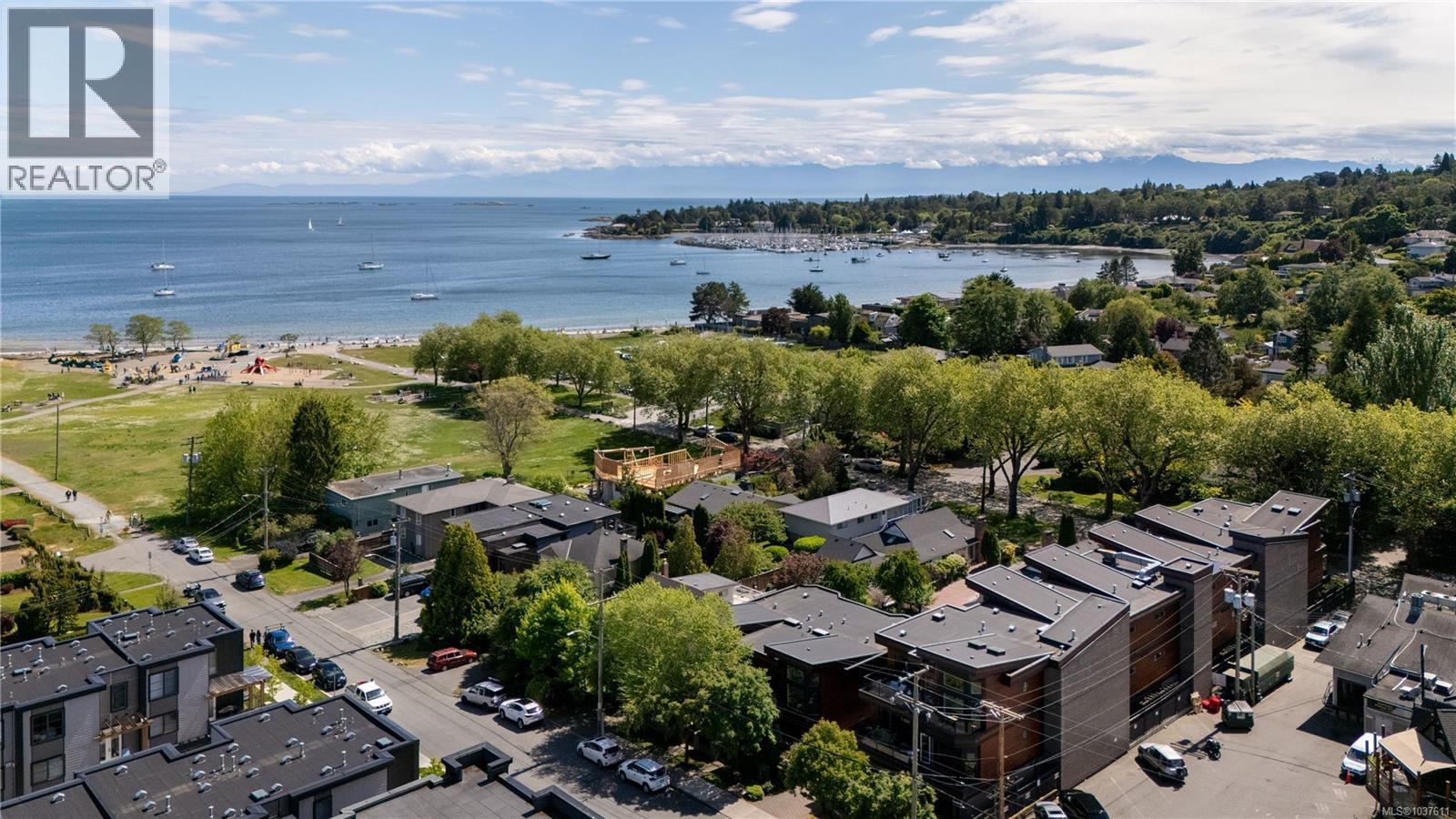 TH2 2591 Penrhyn Street, Saanich